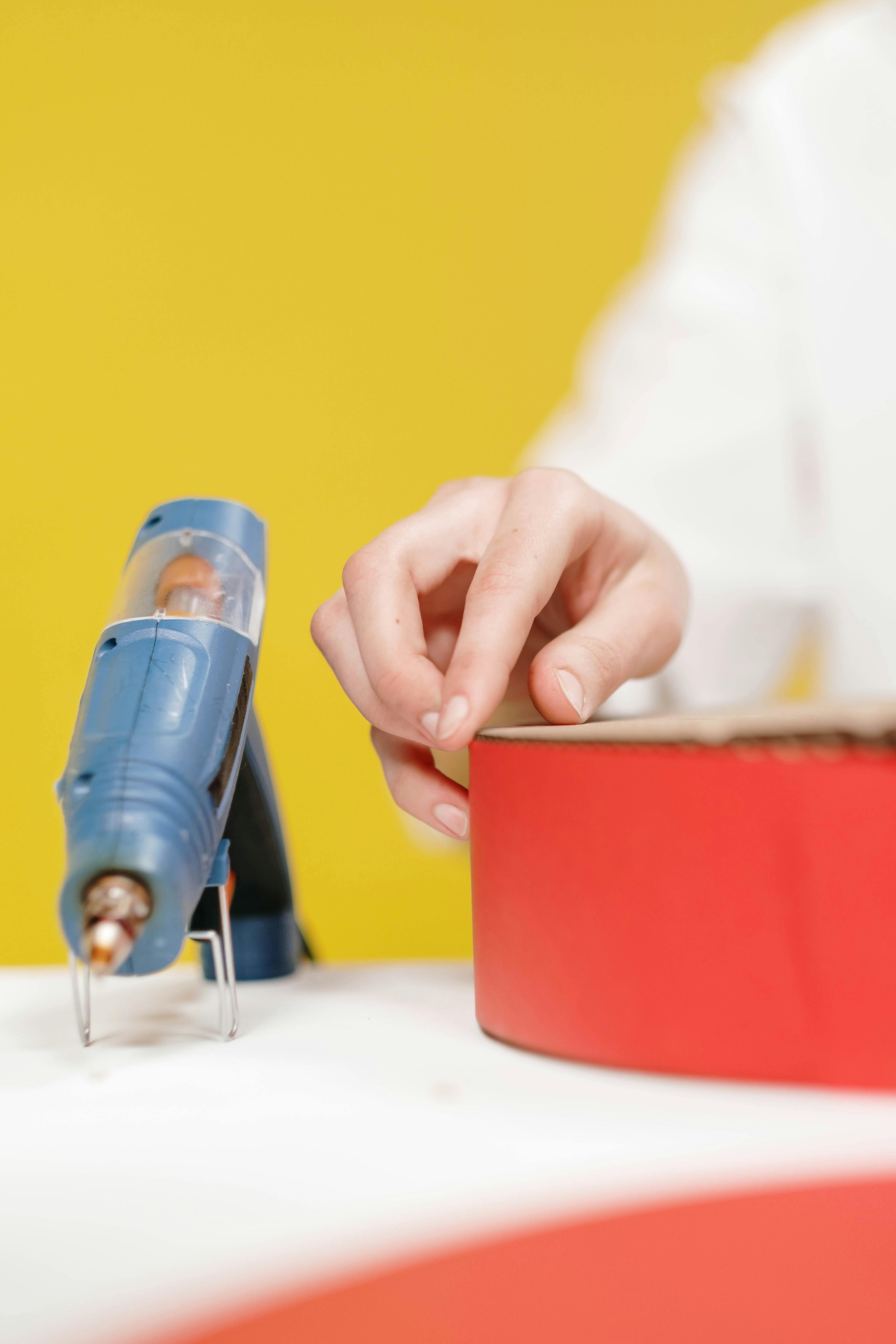 Una pistola de pegamento sobre una mesa | Fuente: Pexels