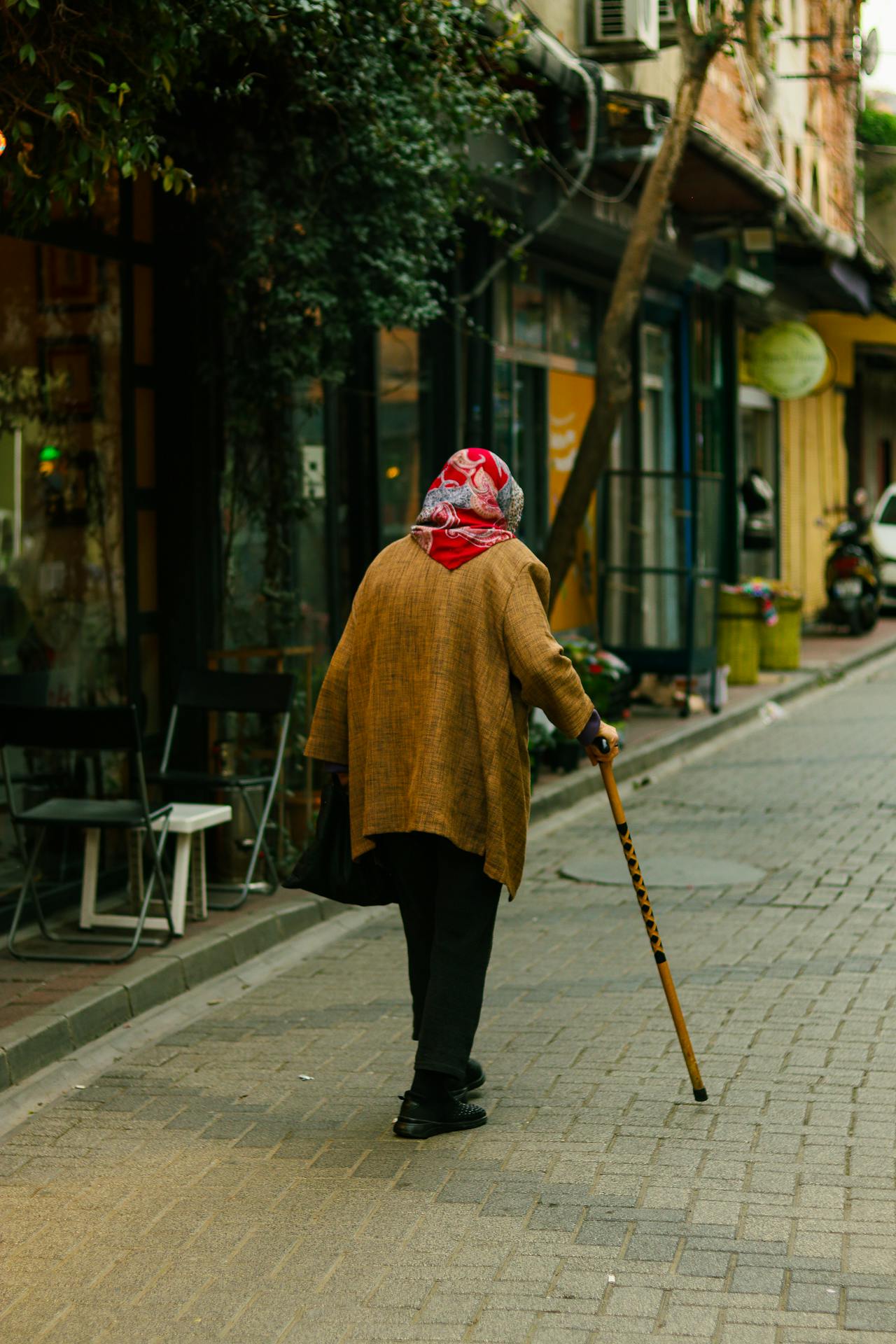 Una mujer mayor caminando por la calle | Fuente: Pexels