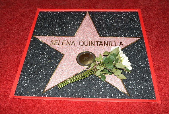 La cantante Selena Quintanilla fue homenajeada póstumamente con una estrella en el Paseo de la Fama de Hollywood el 3 de noviembre de 2017, en Hollywood, California | Fuente: Getty Images