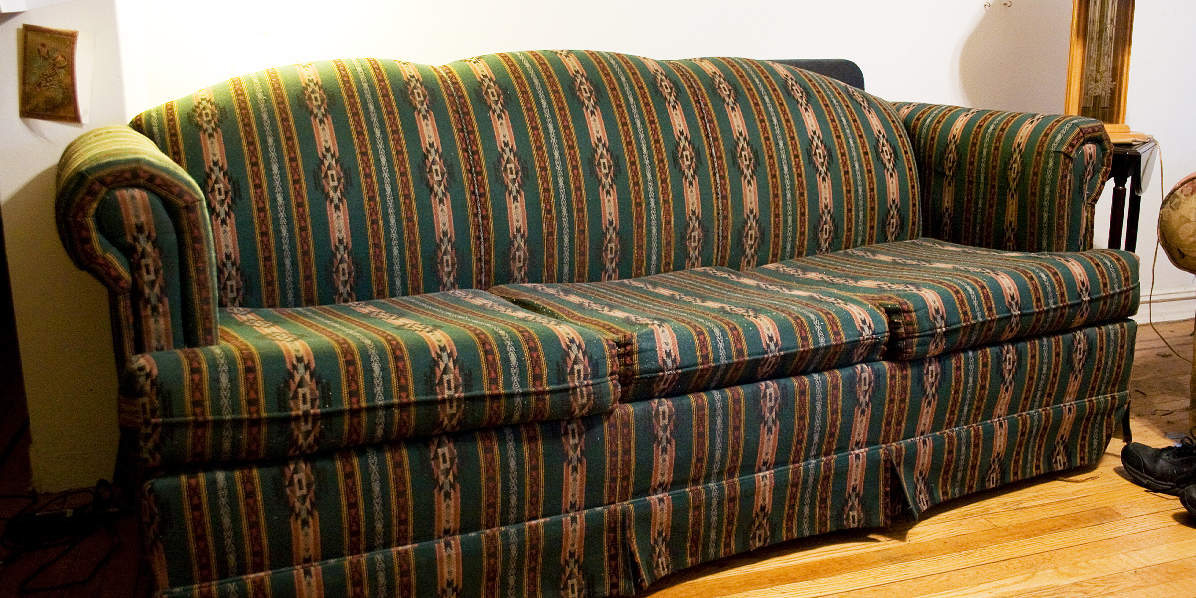 Un primer plano de un viejo sofá | Fuente: Flickr