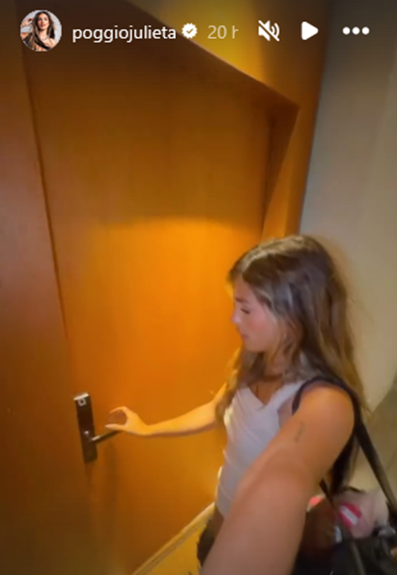 Julieta Poggio llegando a su vivienda, donde mostró el desorden en un video que compartió en sus historias de Instagram | Fuente: Instagram Stories/poggiojulieta