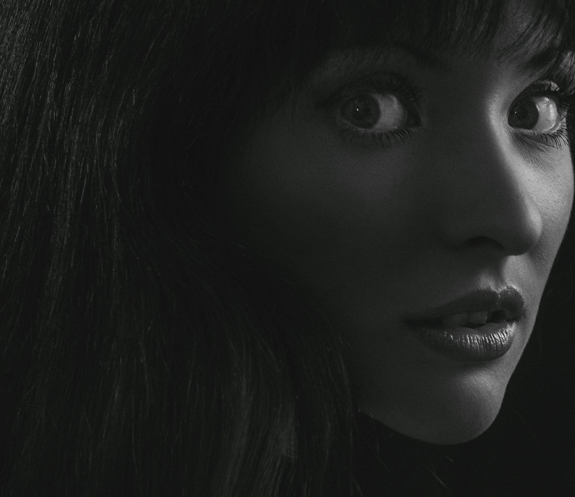 Foto en escala de grises de la cara de una mujer conmocionada | Fuente: Pexels