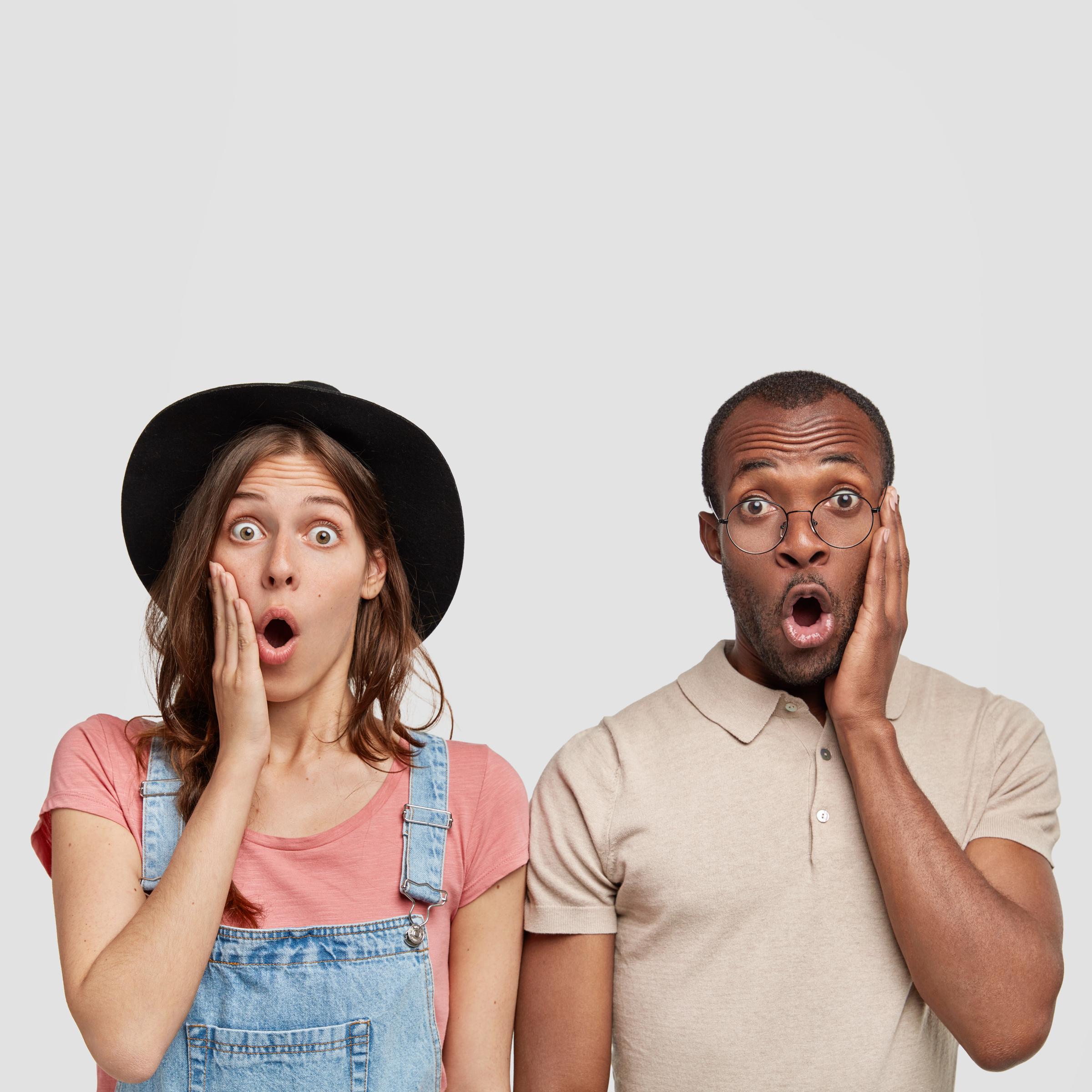 Gente reaccionando conmocionada | Fuente: Freepik