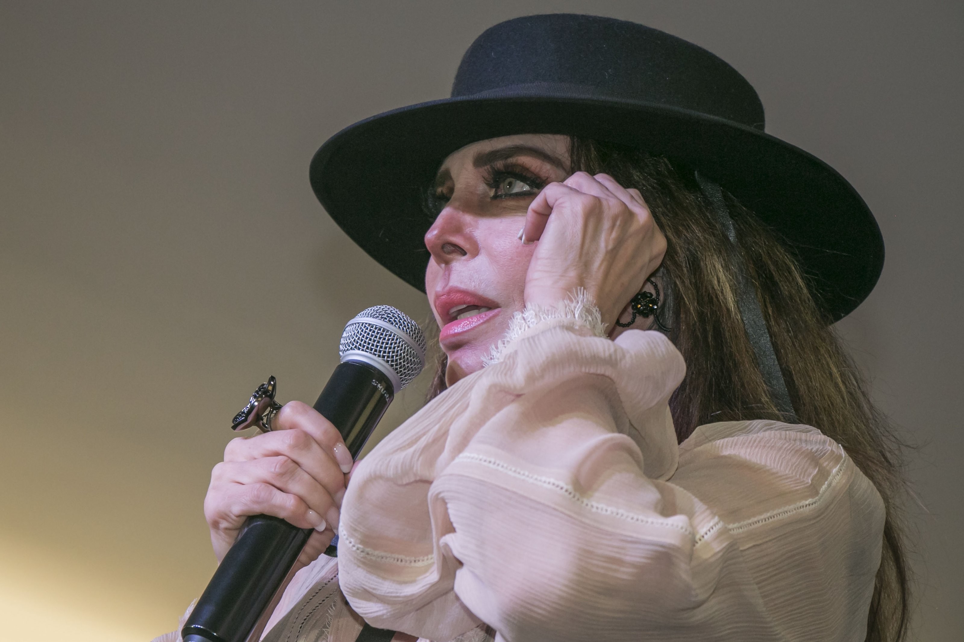 Verónica Castro asiste a la ceremonia de la huella de mano en honor a sus 50 años de carrera en la Galería Plaza de las Estrellas el 31 de agosto de 2016 en la Ciudad de México. | Fuente: Getty Images