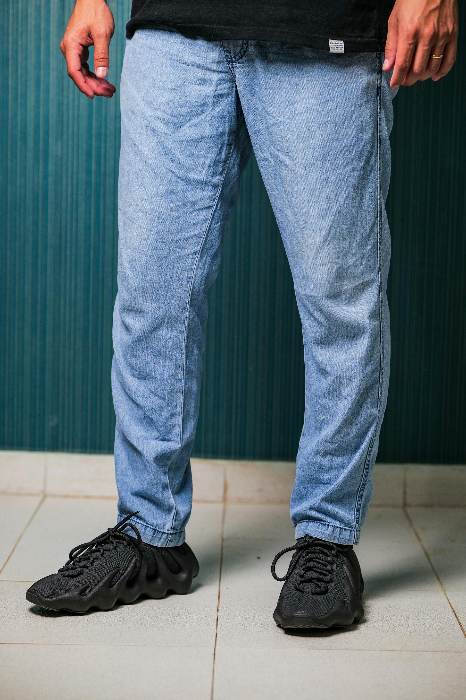 Un hombre de pie en el suelo | Fuente: Pexels