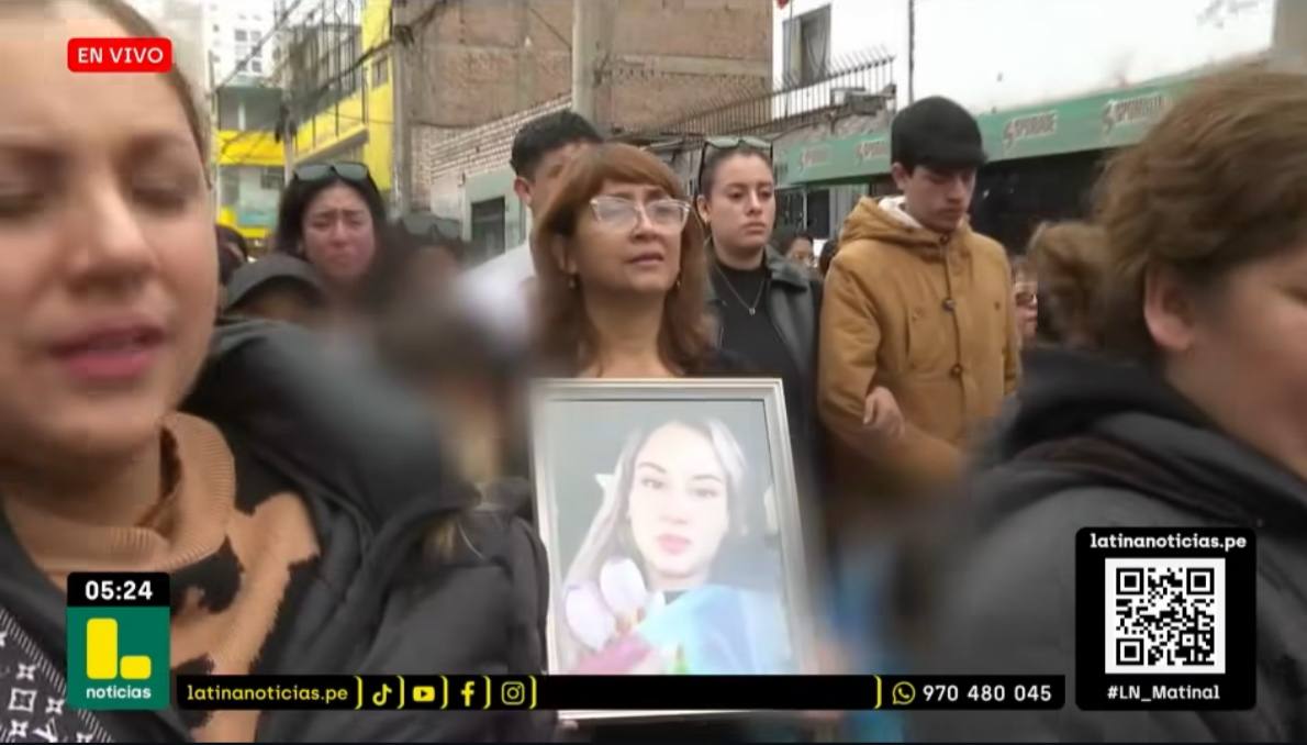 La madre y allegados de Sheyla Gutiérrez llorando su muerte en su funeral | Fuente: Instagram/latinanoticias.pe