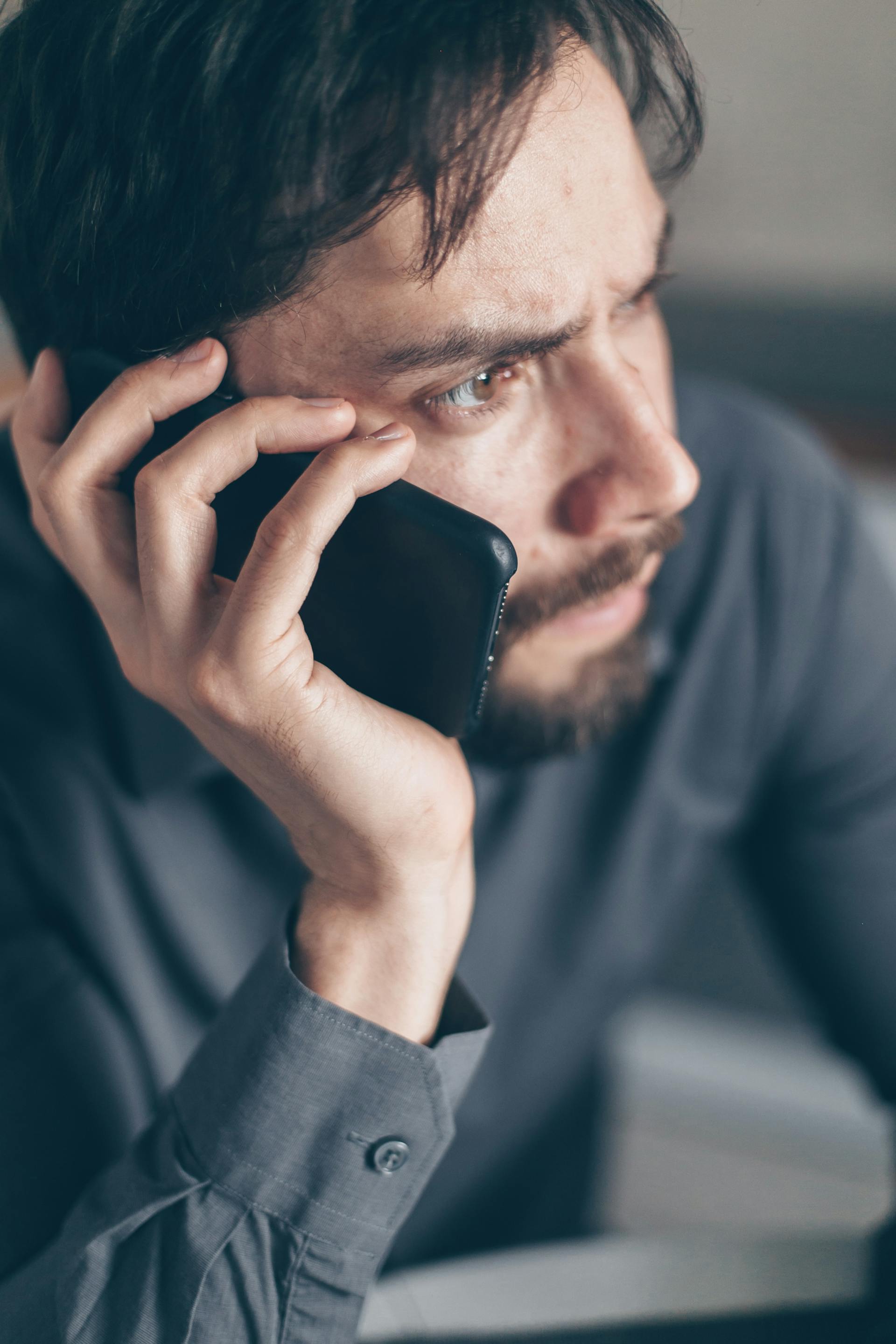 Un hombre hablando por teléfono | Fuente: Pexels