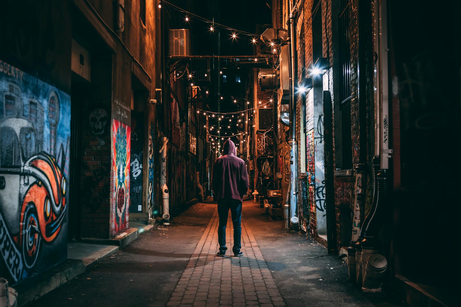 Un hombre de pie en un callejón | Fuente: Pexels