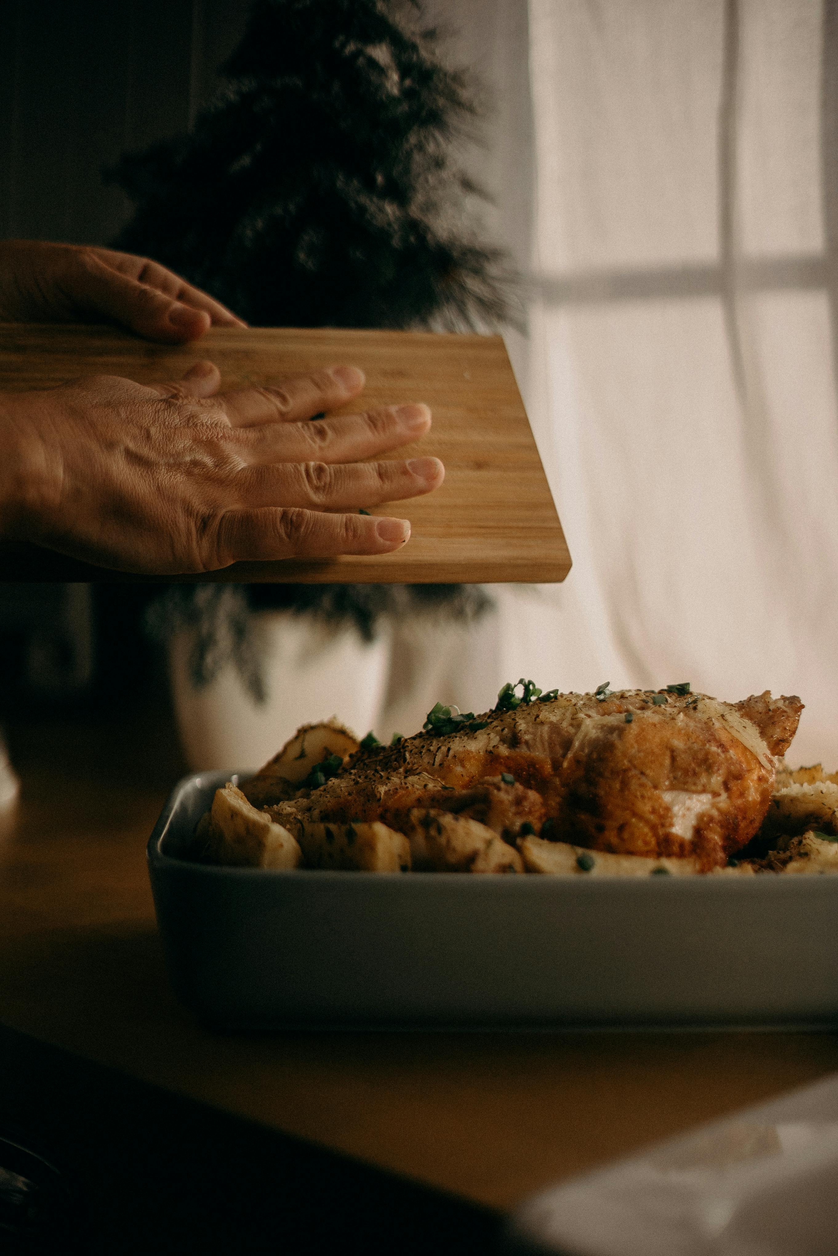 Pollo asado en una cazuela | Fuente: Pexels