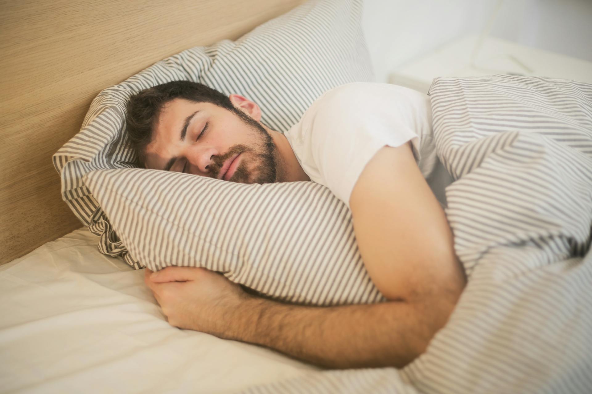 Un hombre durmiendo | Fuente: Pexels
