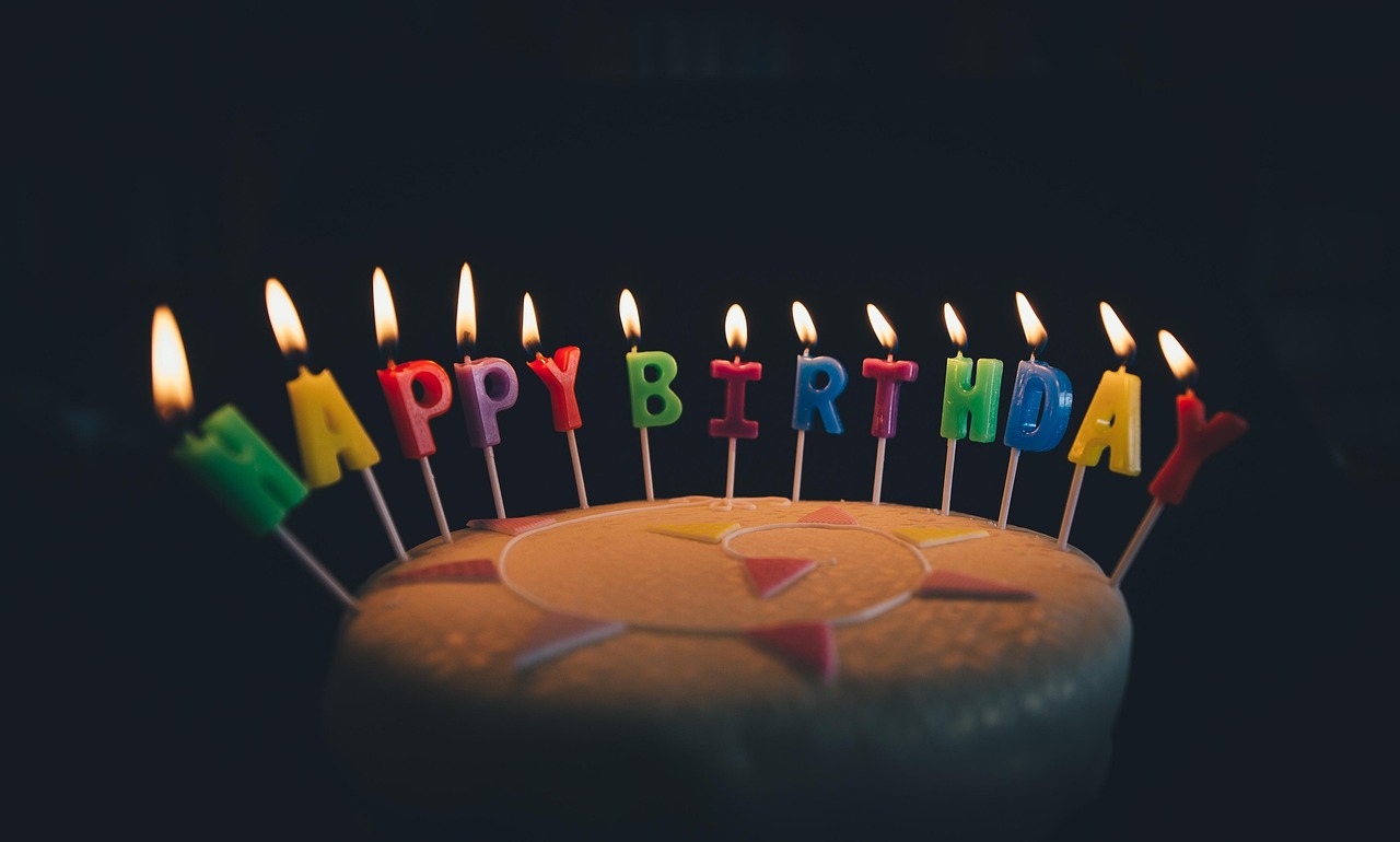 Pastel de cumpleaños con velas | Fuente: Pixabay