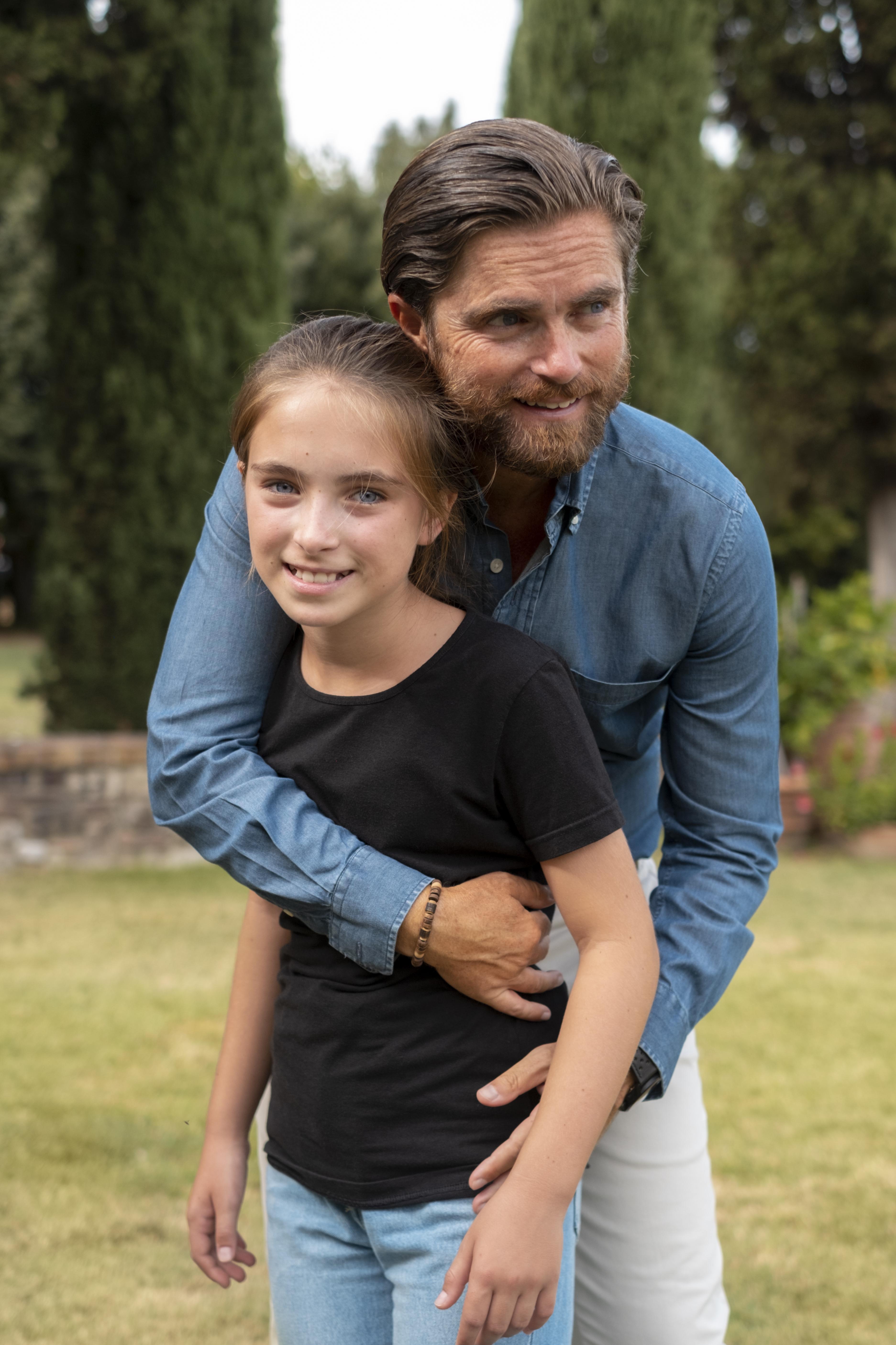 Un padre y una hija felices | Fuente: Freepik