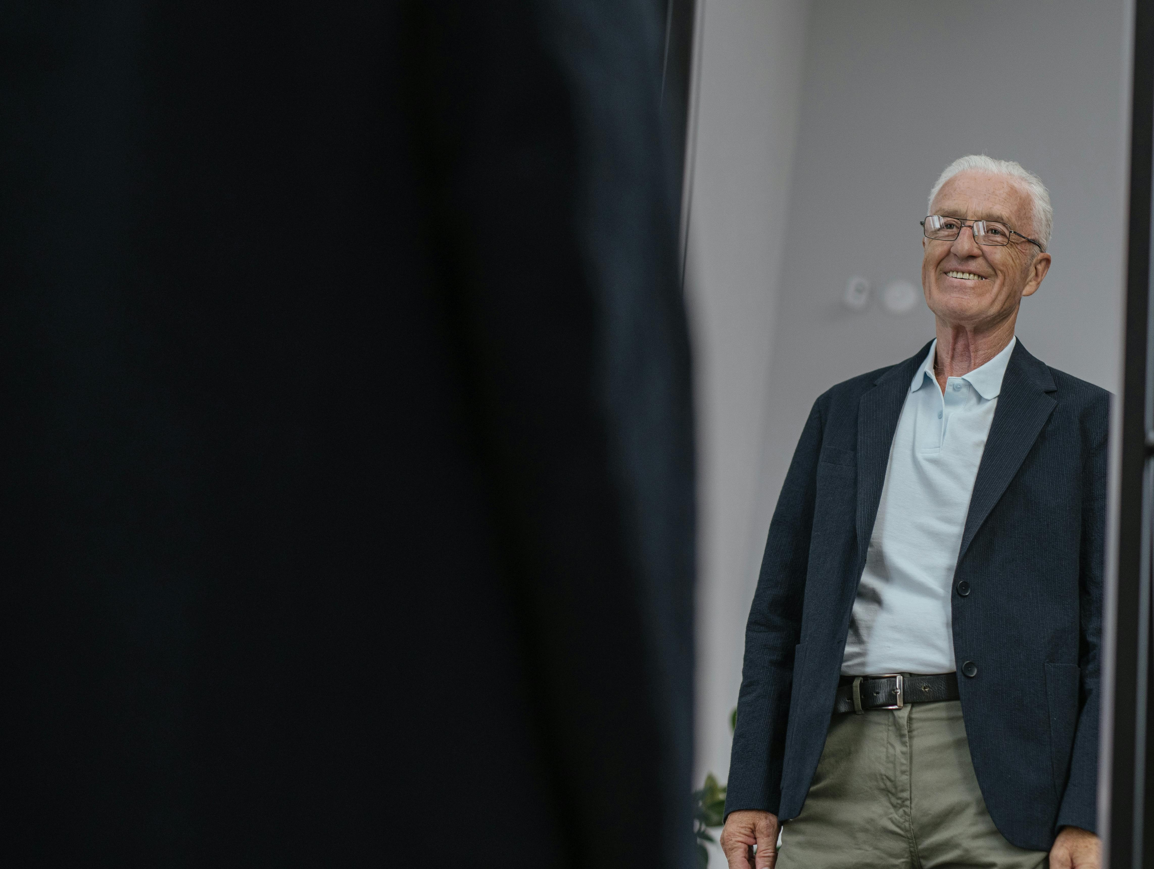 Un hombre sonriendo | Fuente: Pexels