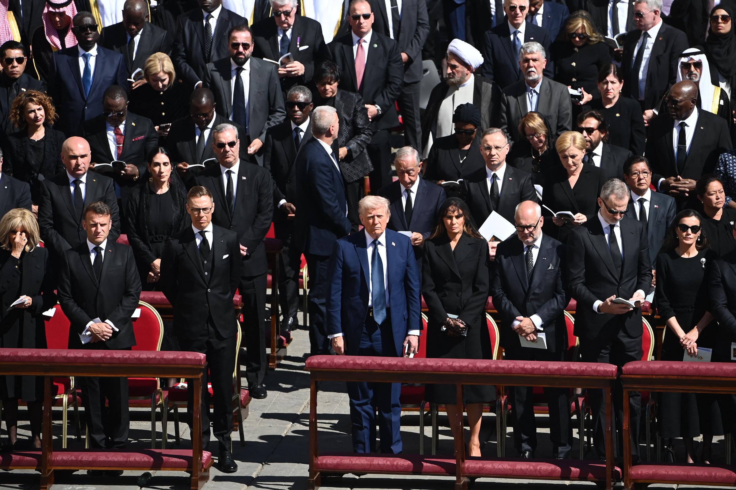 Cuando Donald y Melania se encuentran entre los líderes mundiales, su presencia se ve acentuada por el traje azul de Donald, que destaca sobremanera frente al mar de negro y gris que visten figuras como el presidente de Francia, Emmanuel Macron, y el presidente de Finlandia, Alexander Stubb.