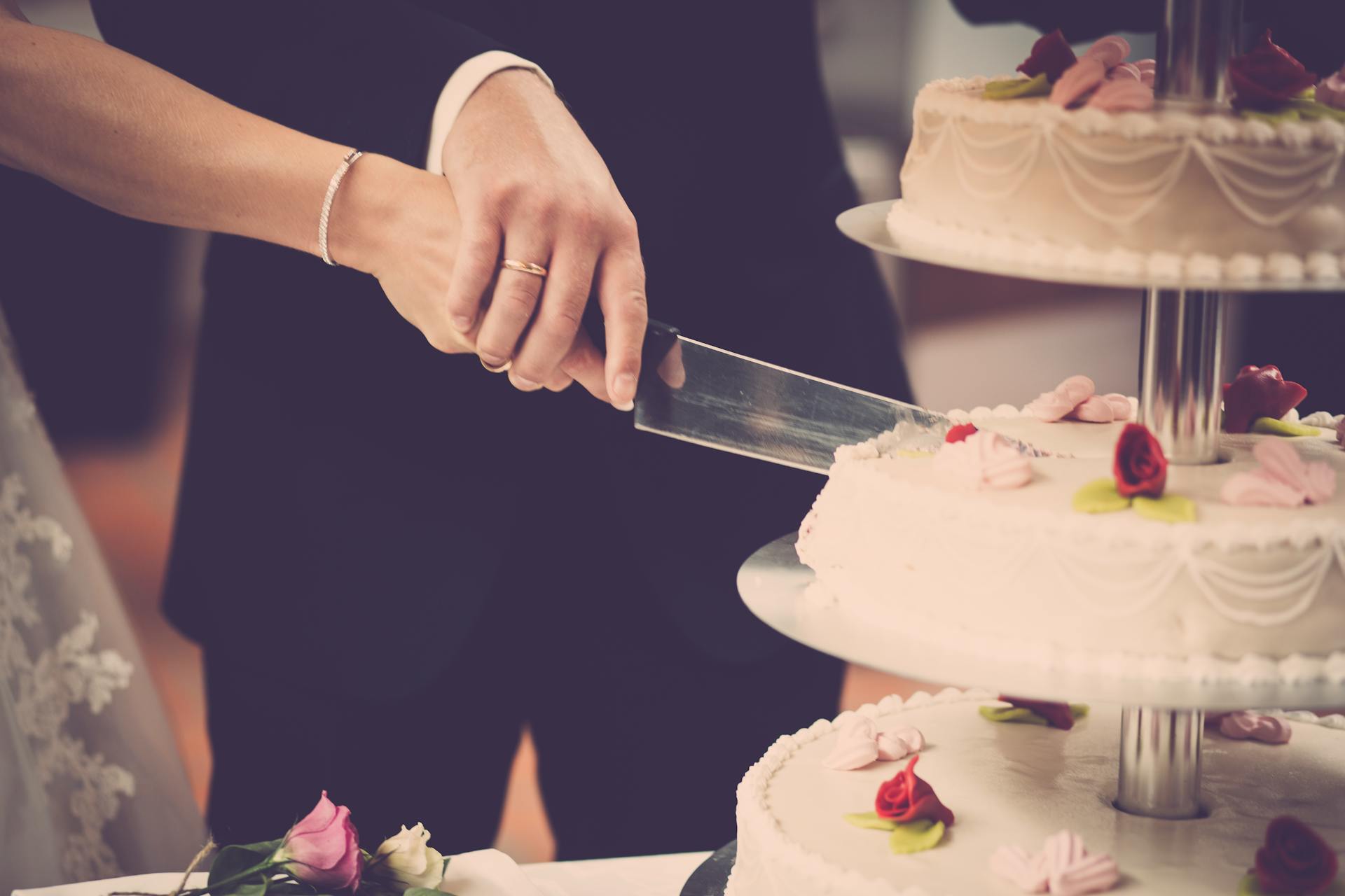 Una pareja cortando su pastel de boda | Fuente: Pexels