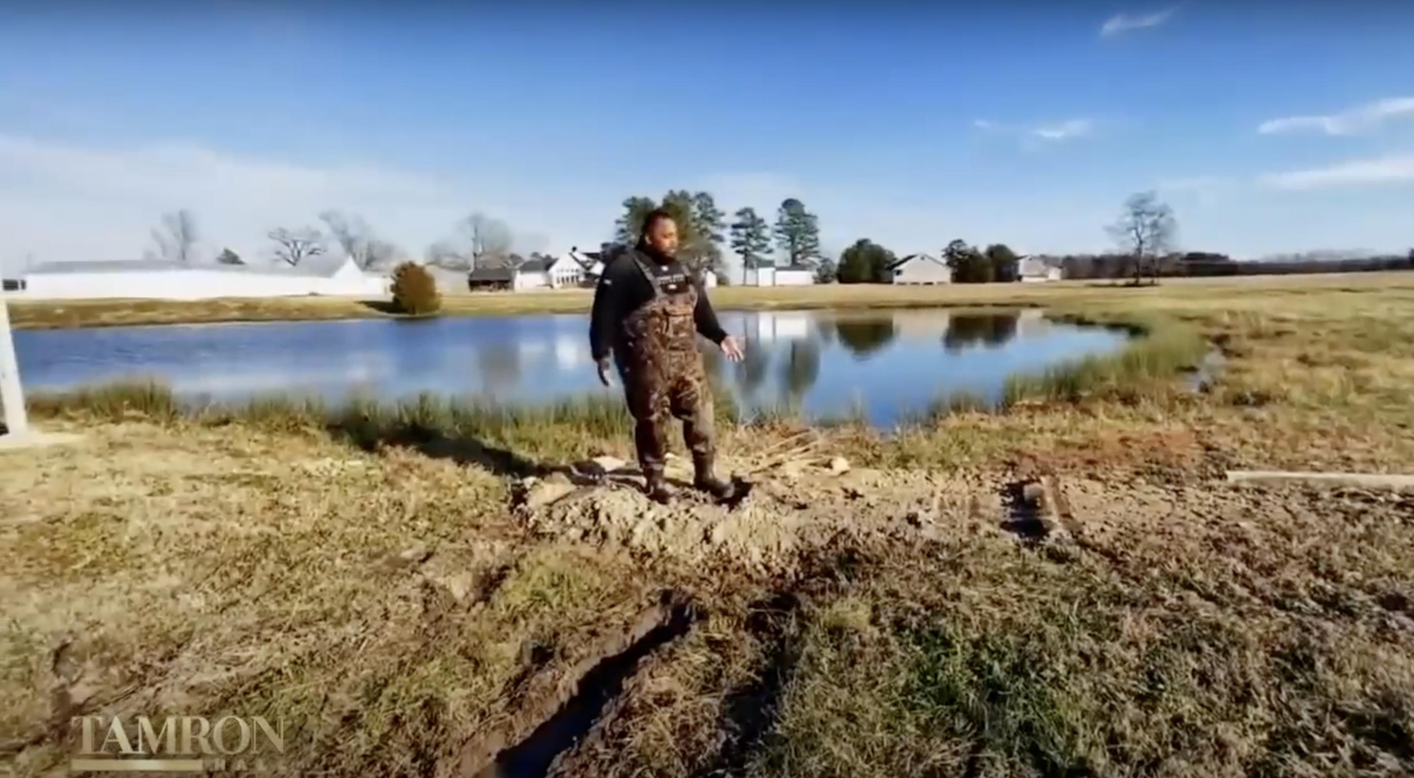 El futbolista fotografiado en su granja | Fuente: YouTube/TamronHallShow