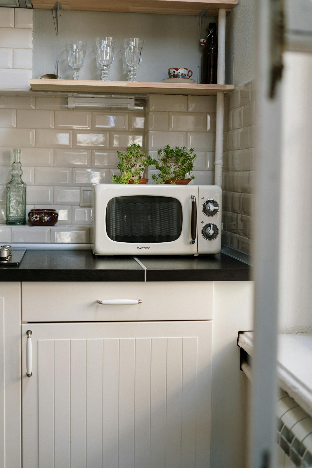 Un horno microondas en la cocina | Fuente: Pexels