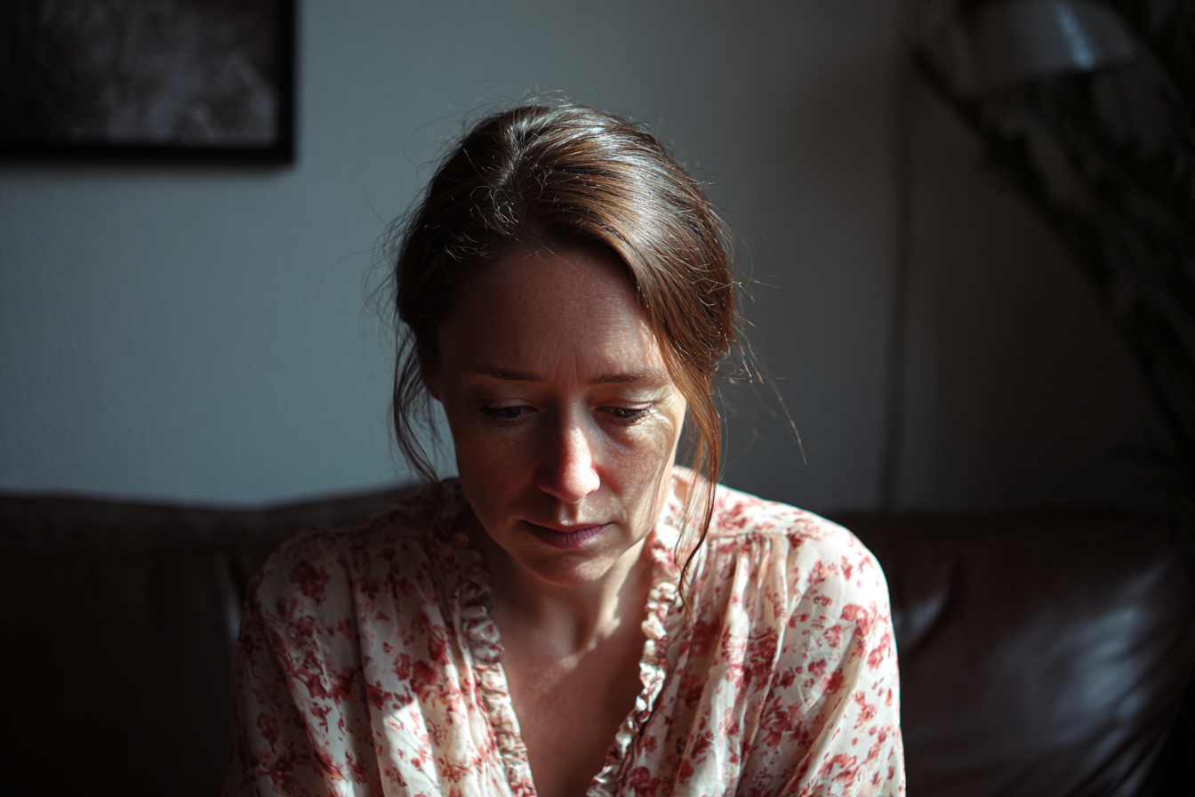 Una mujer sentada en un sofá | Fuente: Midjourney