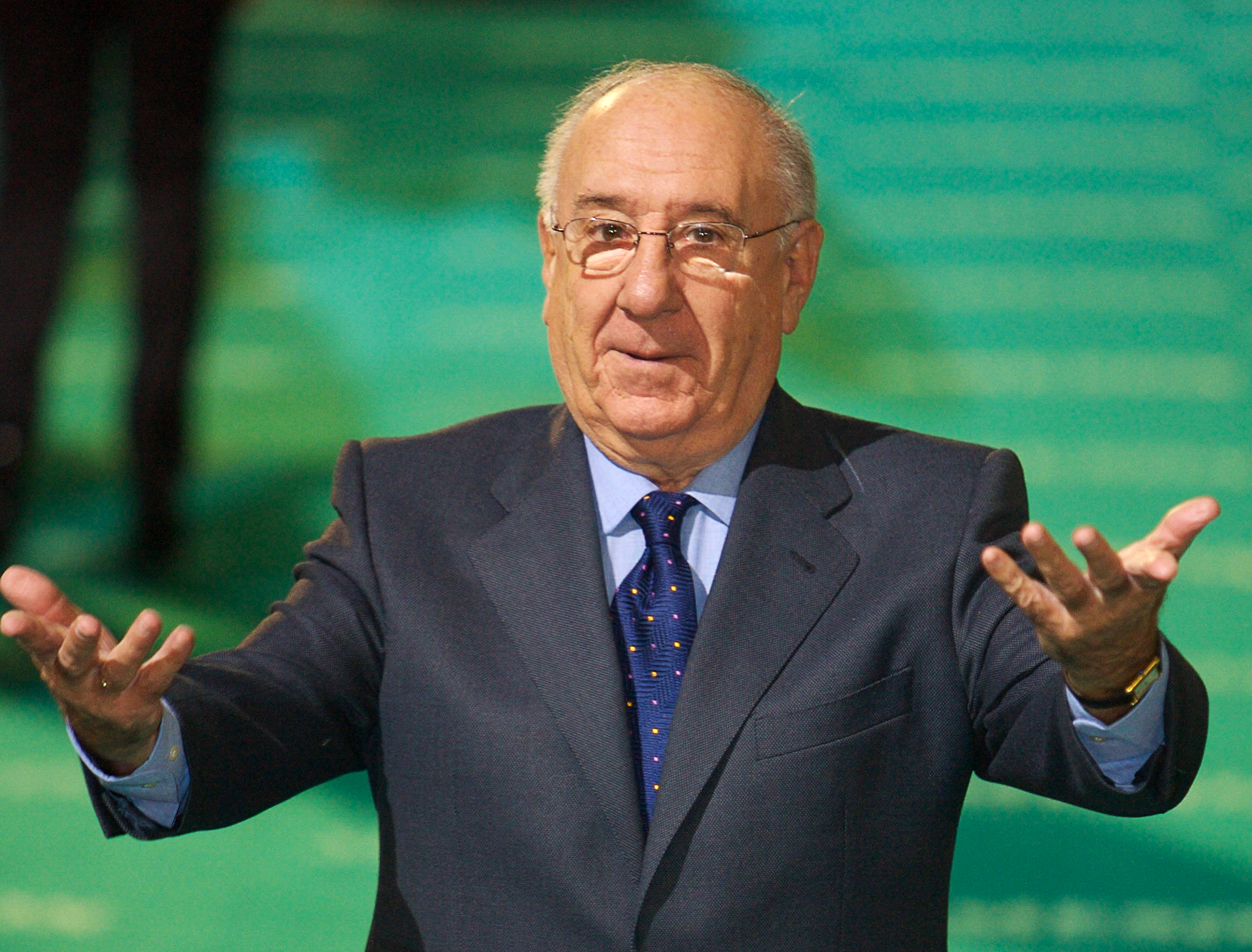 Una fotografía tomada el 3 de febrero de 2008 muestra al actor español Alfredo Landa gesticulando a su llegada a los premios Goya en Madrid. Landa falleció el 9 de mayo de 2013, a los 80 años. | Fuente: Getty Images