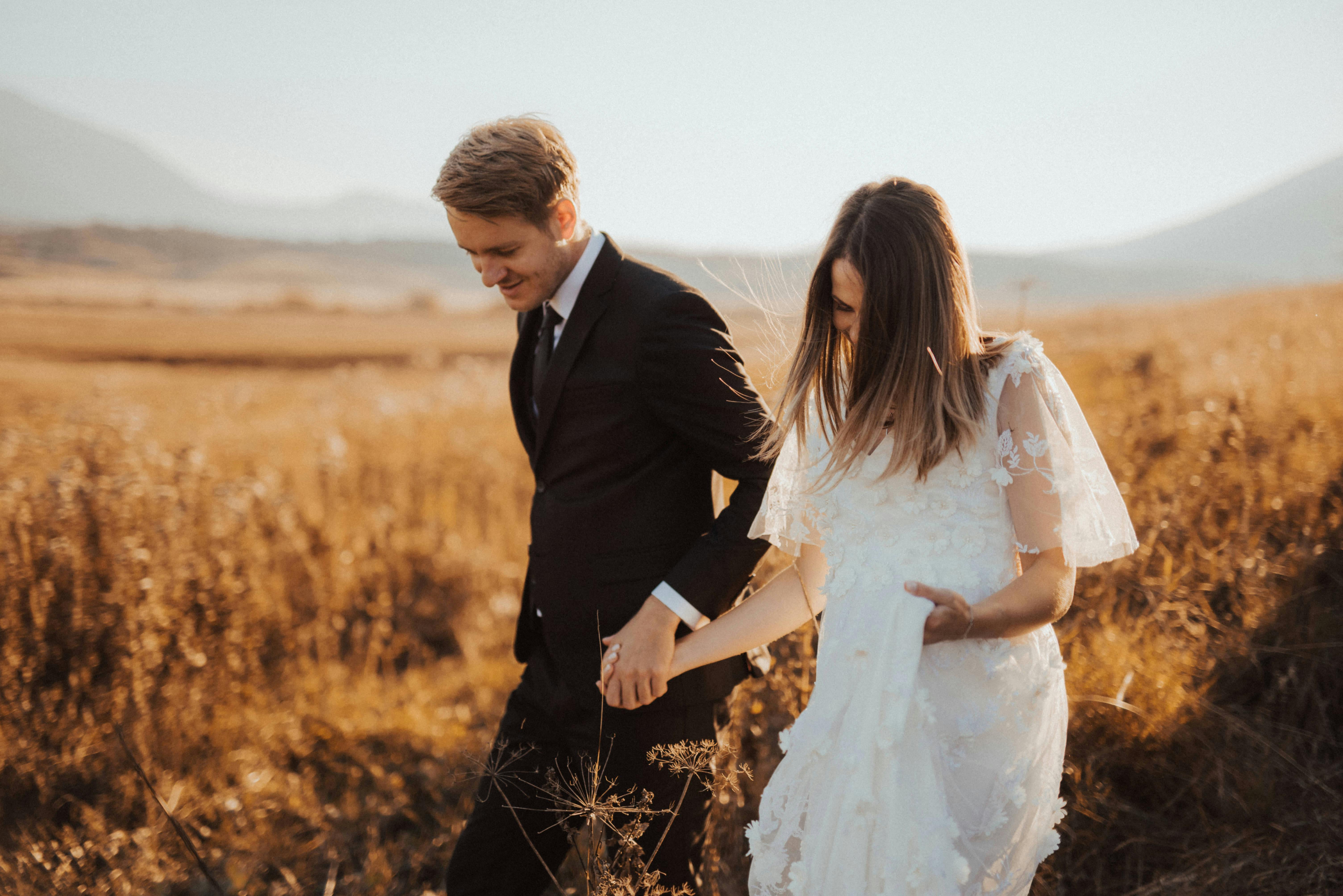 Una pareja de novios en un campo | Fuente: Pexels