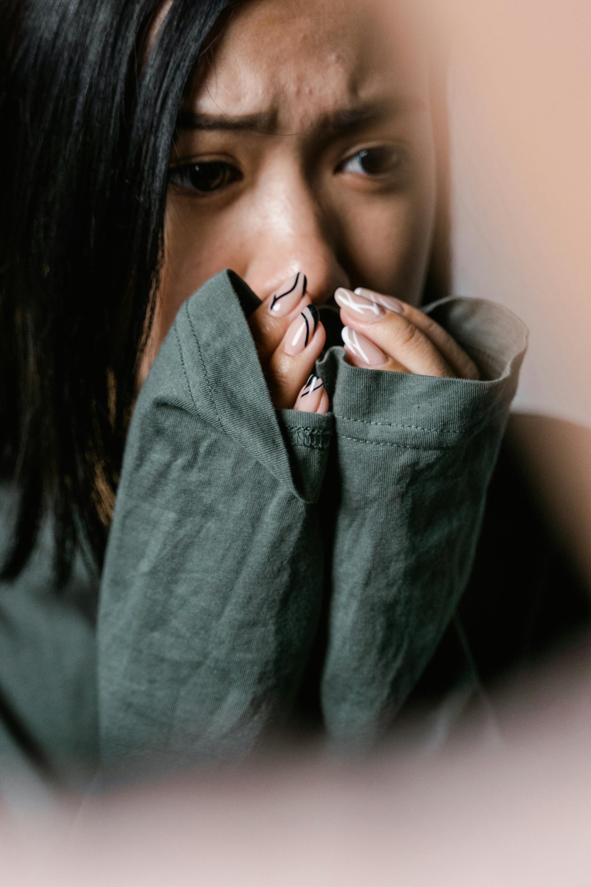 Una mujer preocupada | Fuente: Pexels
