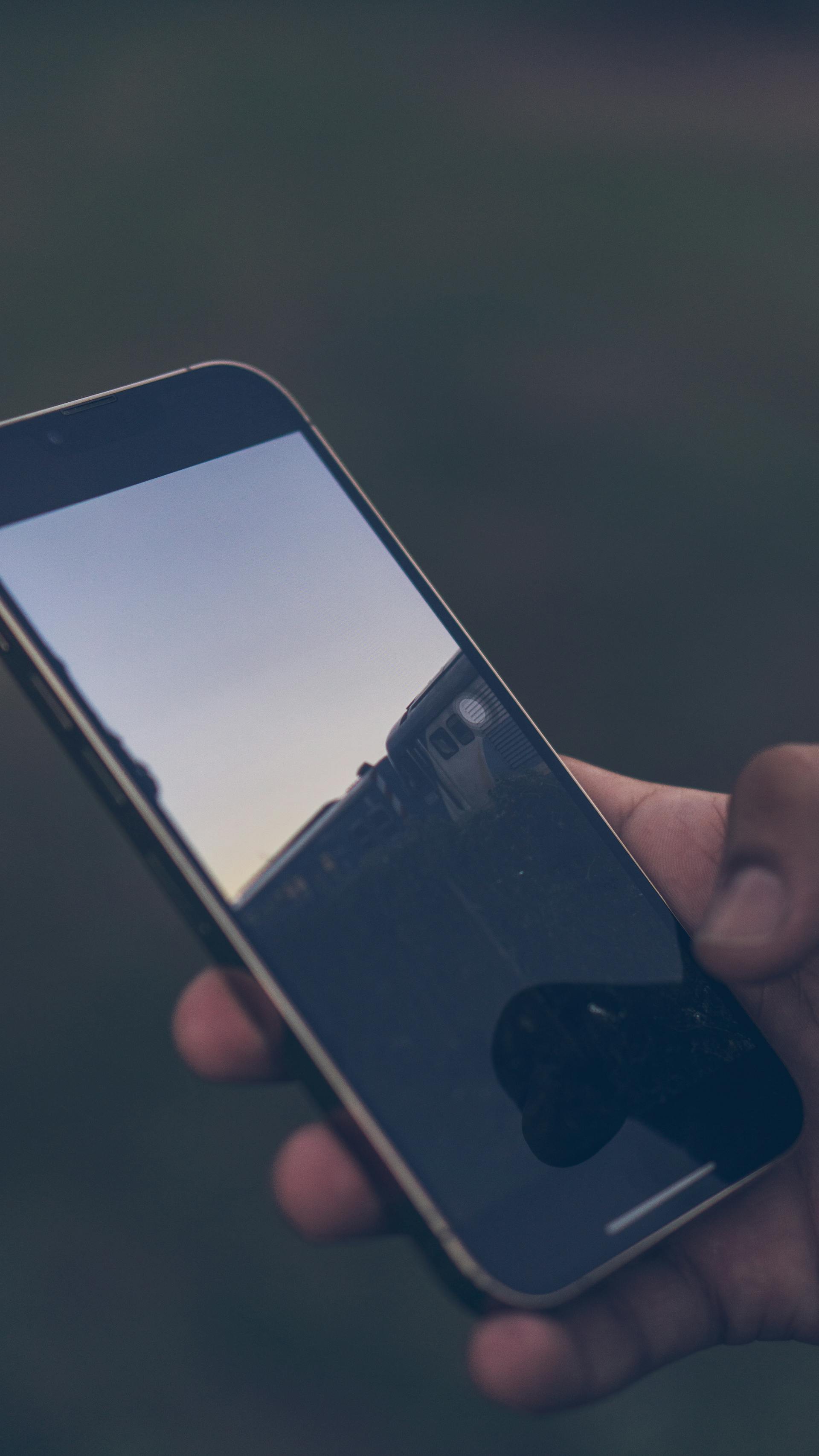 Un hombre sujetando su teléfono | Fuente: Pexels