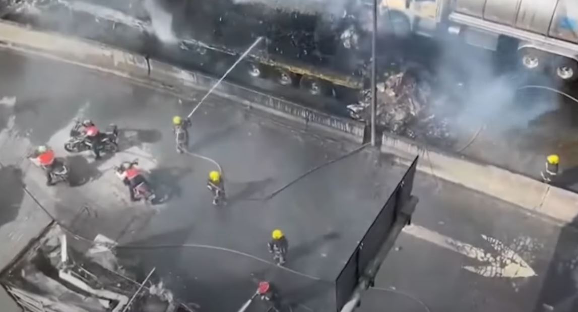 Bomberos trabajando en el lugar | Fuente: YouTube.com/elheraldodemexico