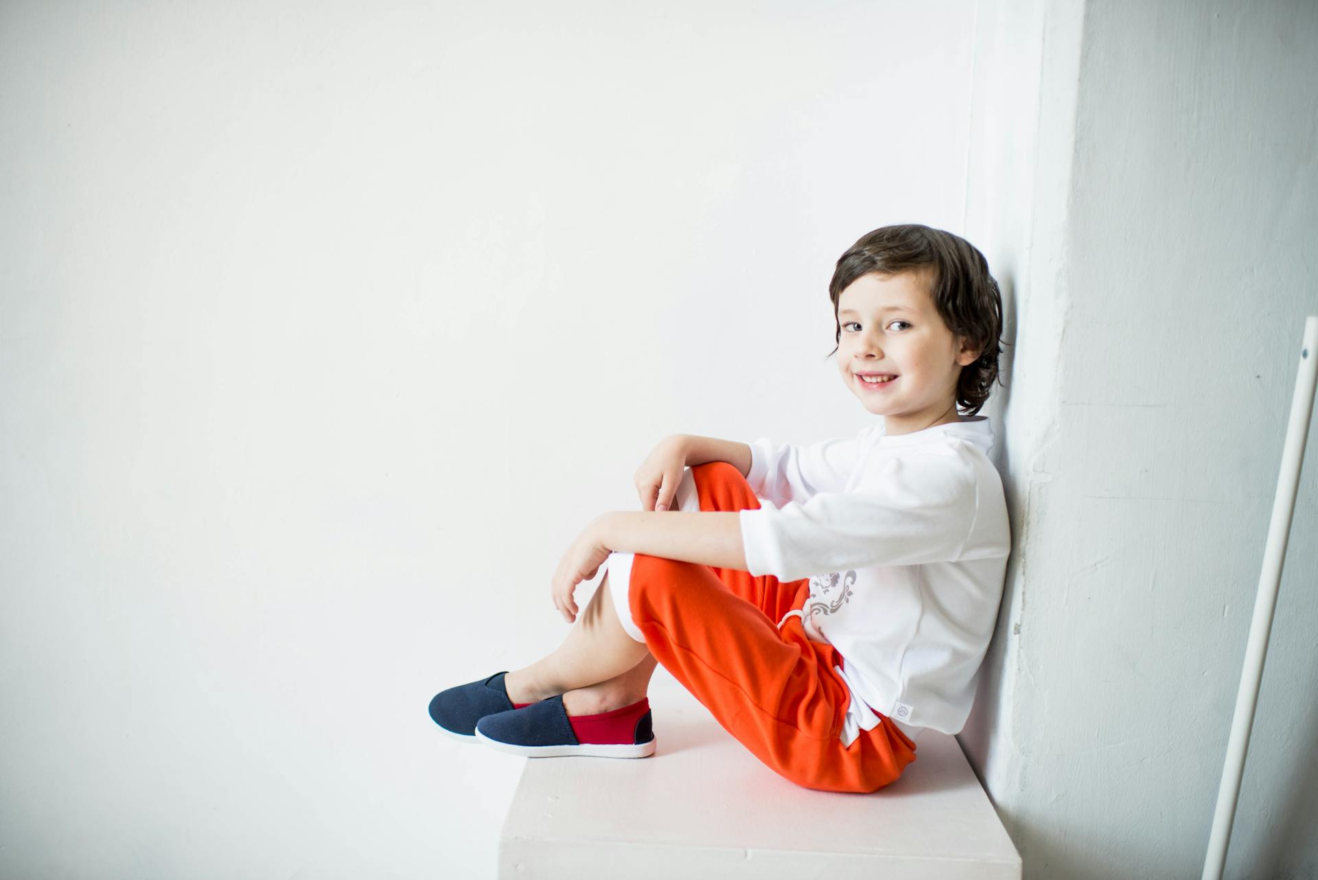 Un joven apoyado en una pared | Fuente: Pexels