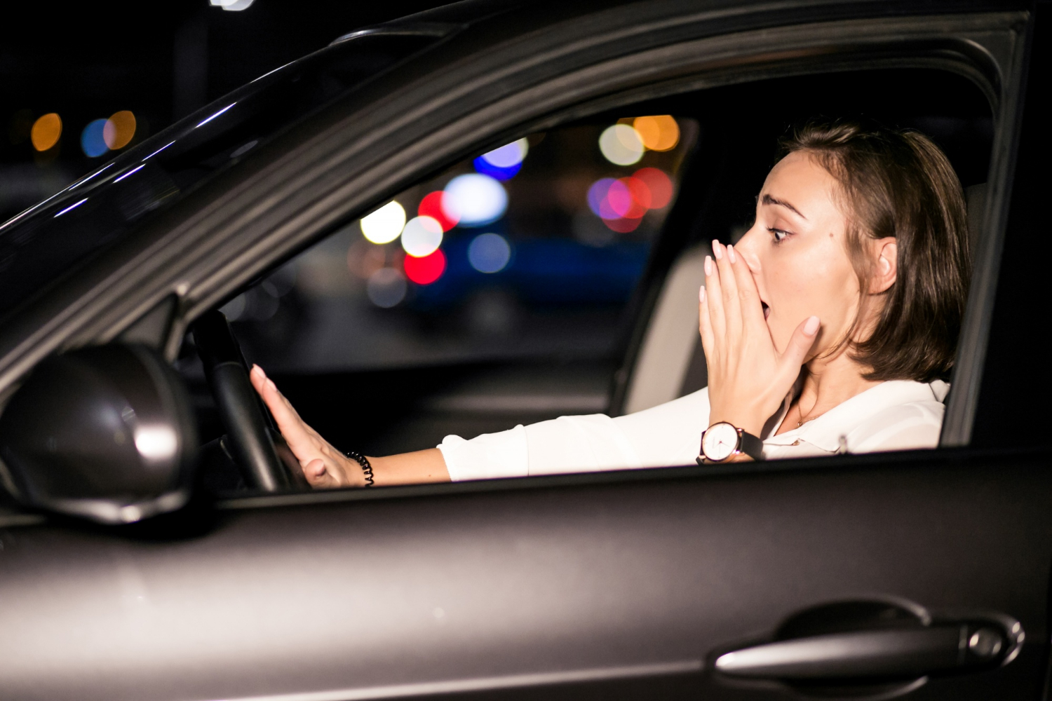 Una mujer conmocionada sentada en su automóvil | Fuente: Freepik