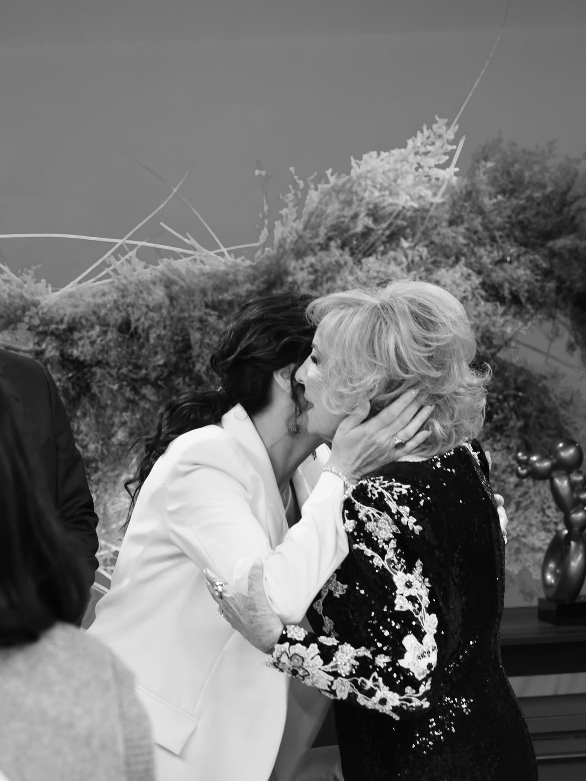 Natalia Oreiro saludando a Mirtha Legrand durante su visita al estudio del programa "La Noche de Mirtha" | Fuente: Instagram/nataliaoreirosoy