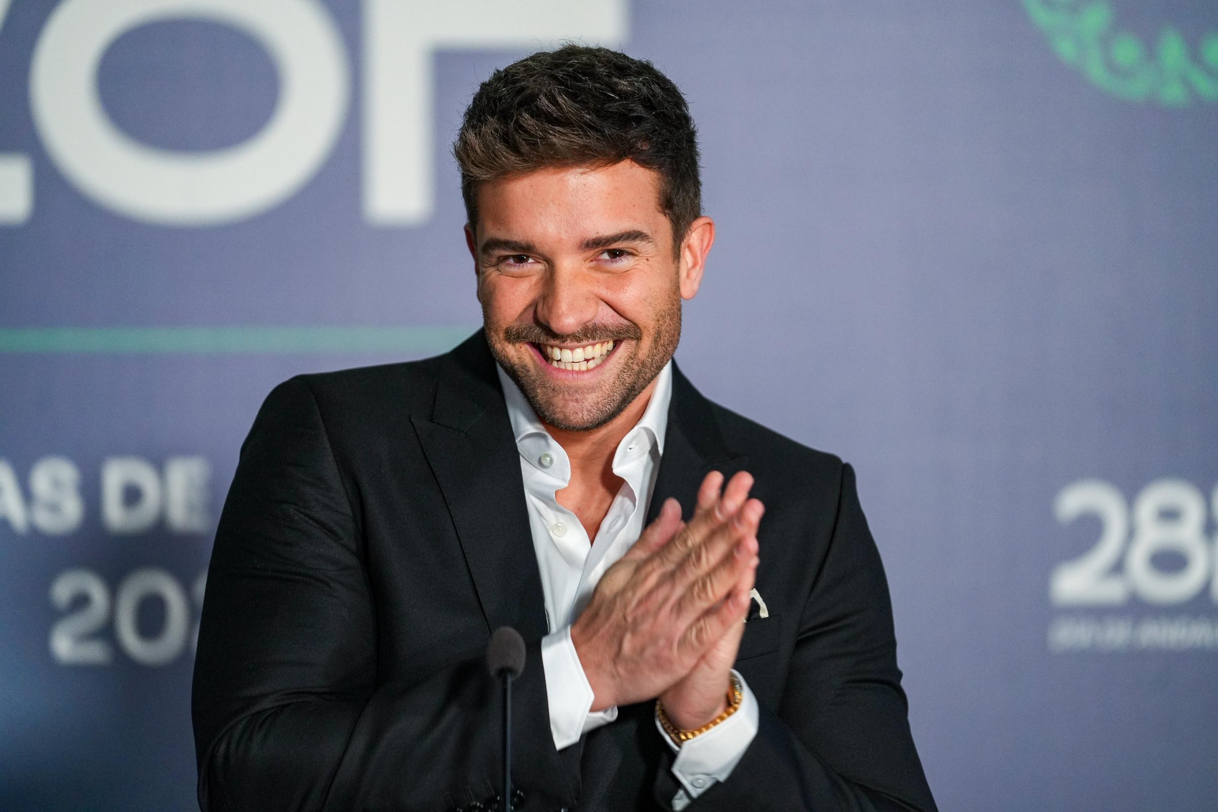 Pablo Alborán a su llegada para firmar el Libro de Honor, el 27 de febrero de 2025 en Sevilla, Andalucía, España. | Fuente: Getty Images