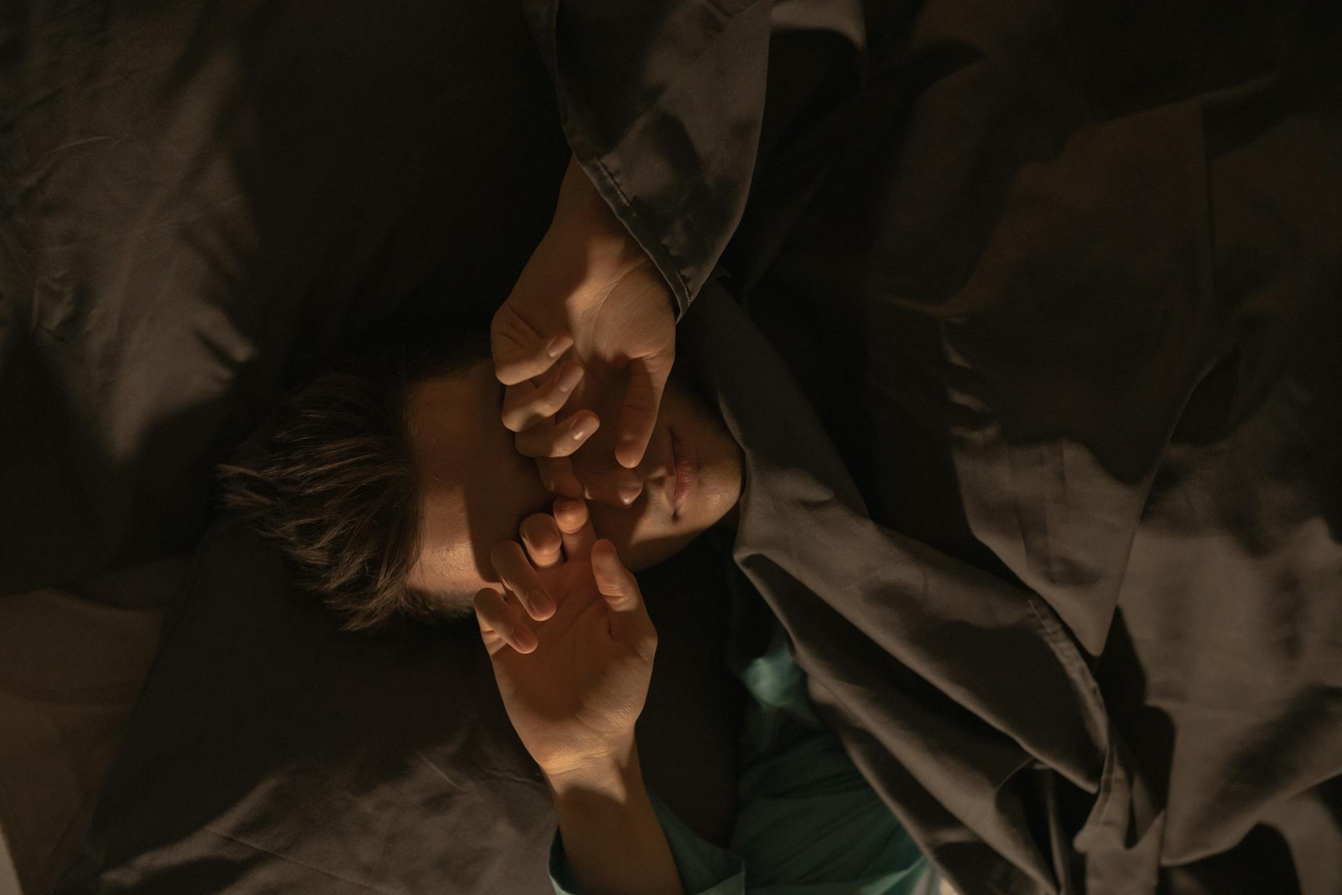 Un hombre luchando por dormir | Fuente: Pexels