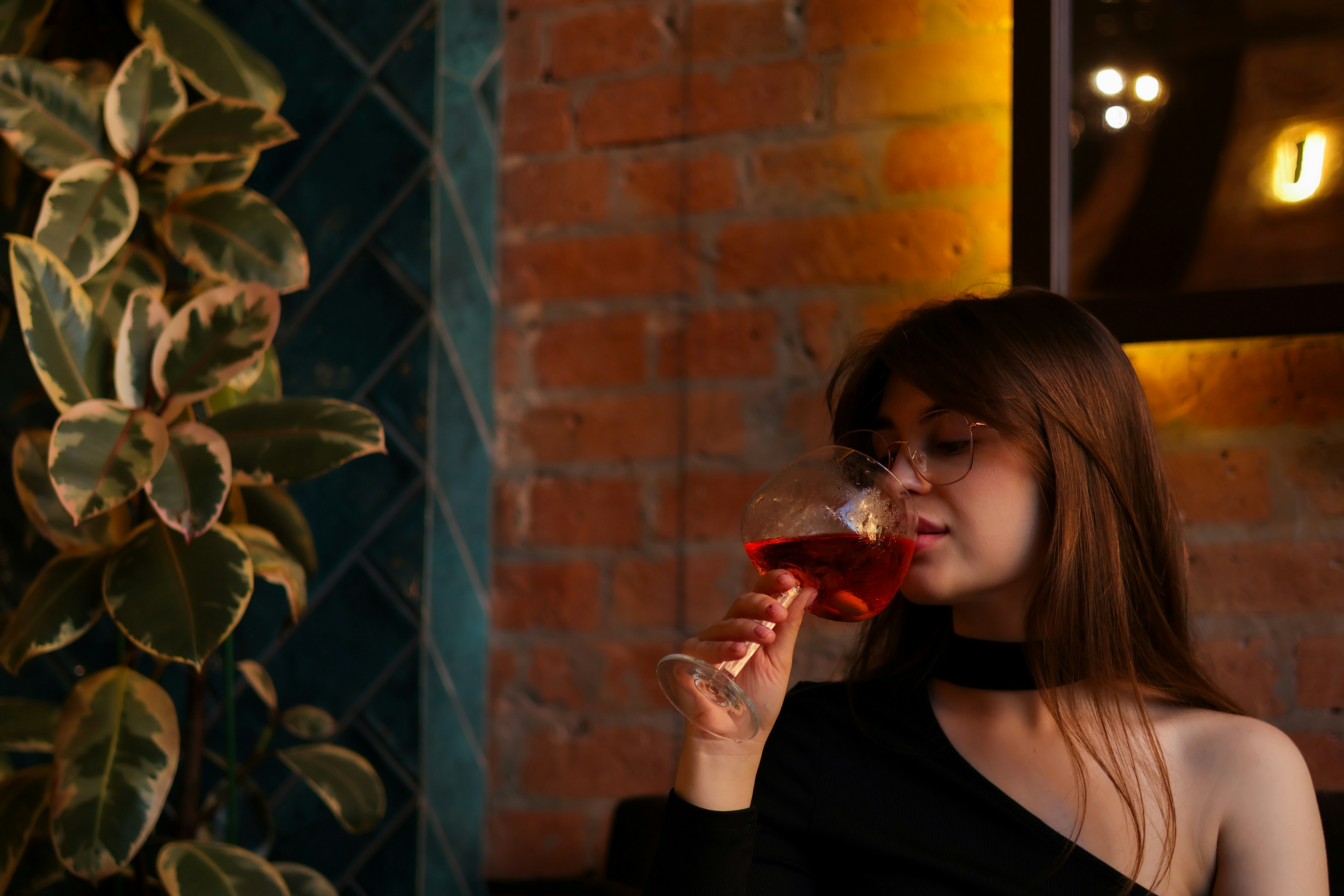 Una mujer sentada a la mesa de un restaurante | Fuente: Unsplash