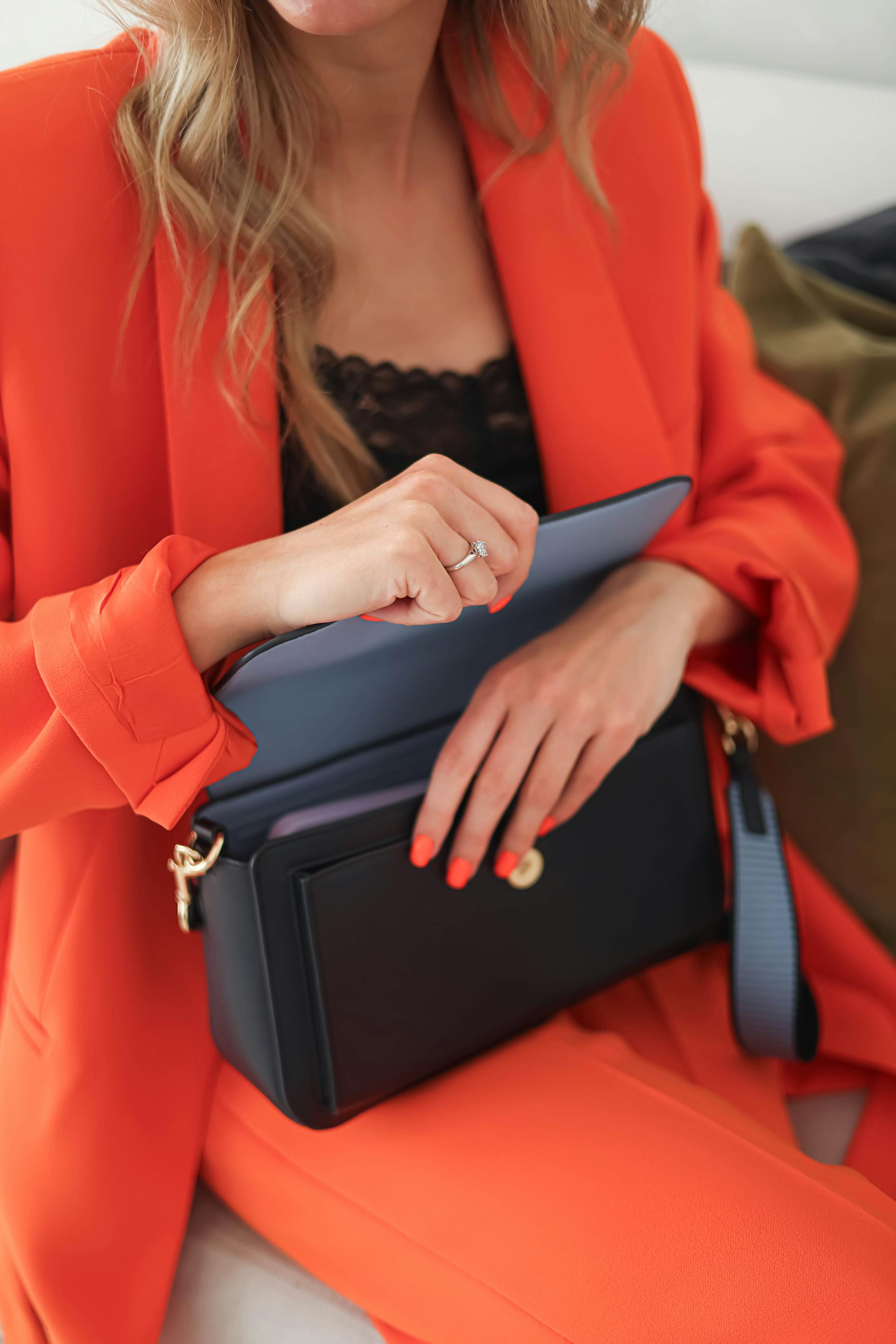 Una mujer abriendo su bolso | Fuente: Pexels