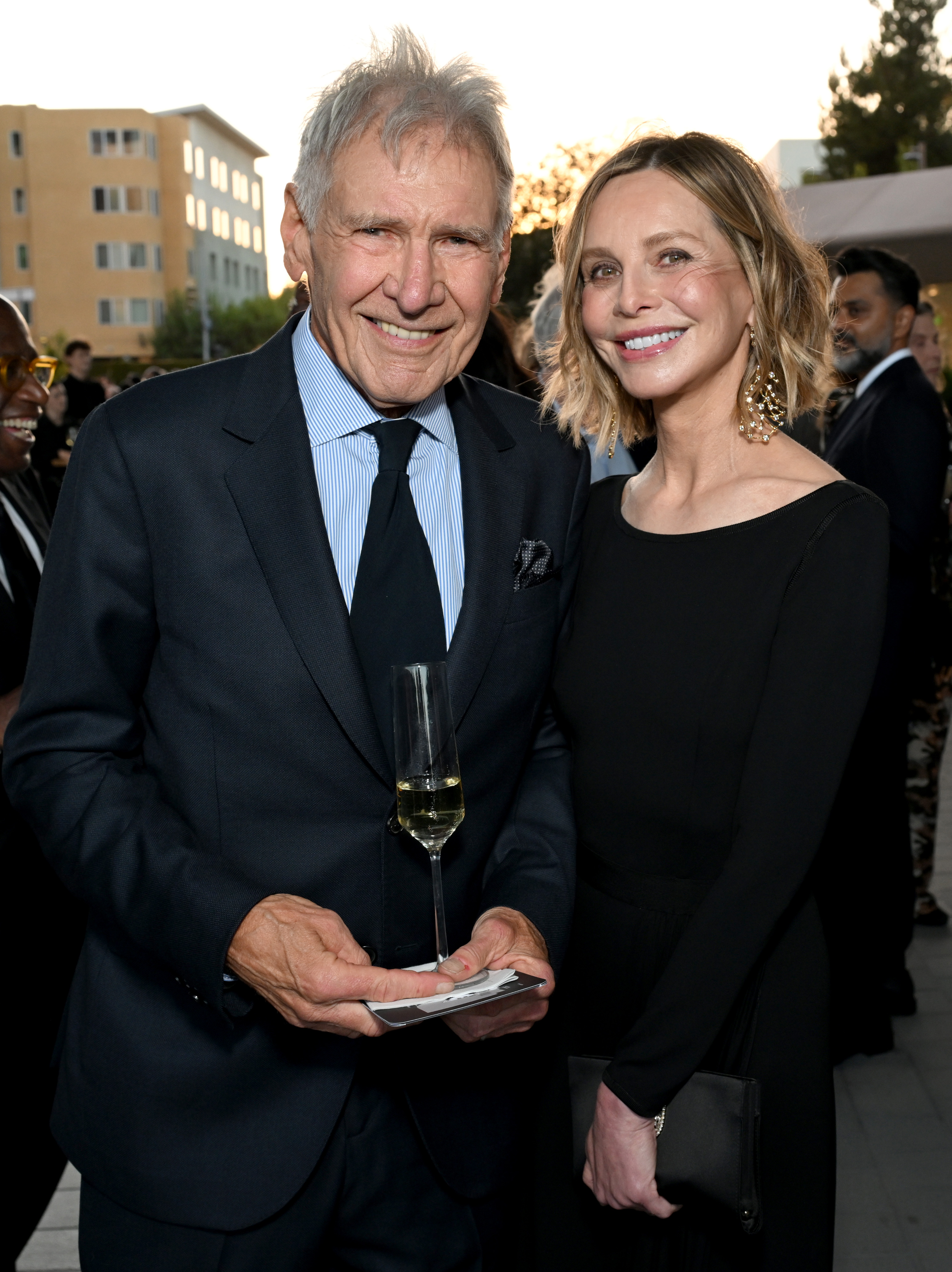 Harrison Ford y Calista Flockhart se sonrieron mientras posaban juntos para una foto. La pareja se unió a las caras conocidas que se habían reunido para la noche de inauguración del museo. | Fuente: Getty Images