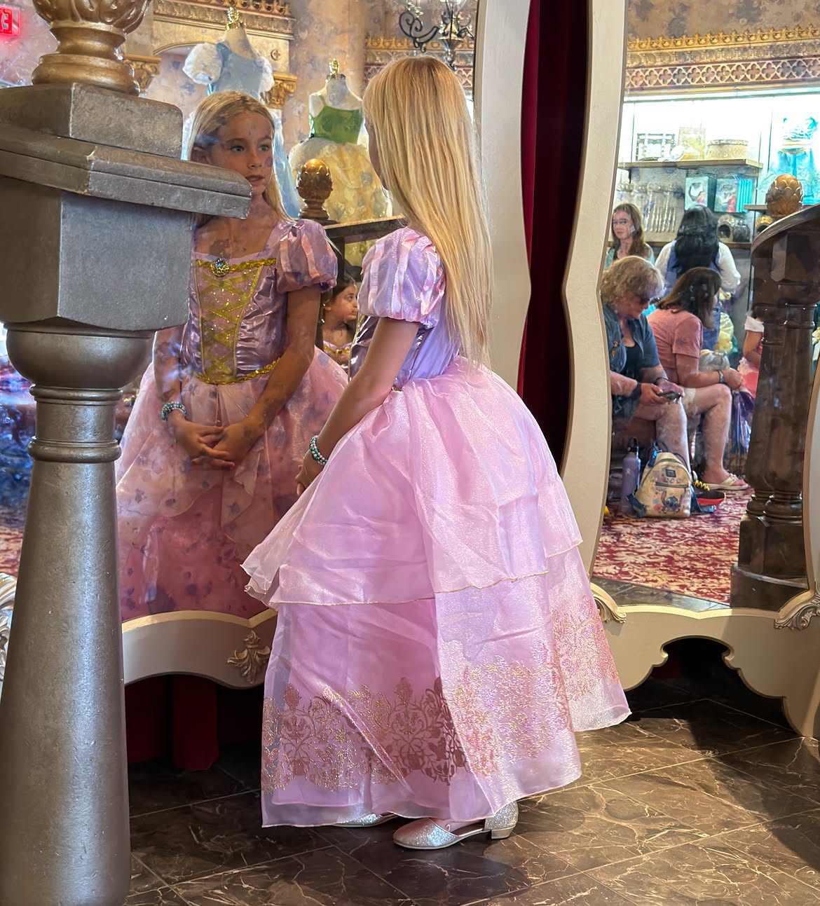 Matilda Salazar posando con su vestido rosa de princesa y su melena suelta frente a un espejo en Magic Kingdom | Fuente: Instagram/lovingmatilda