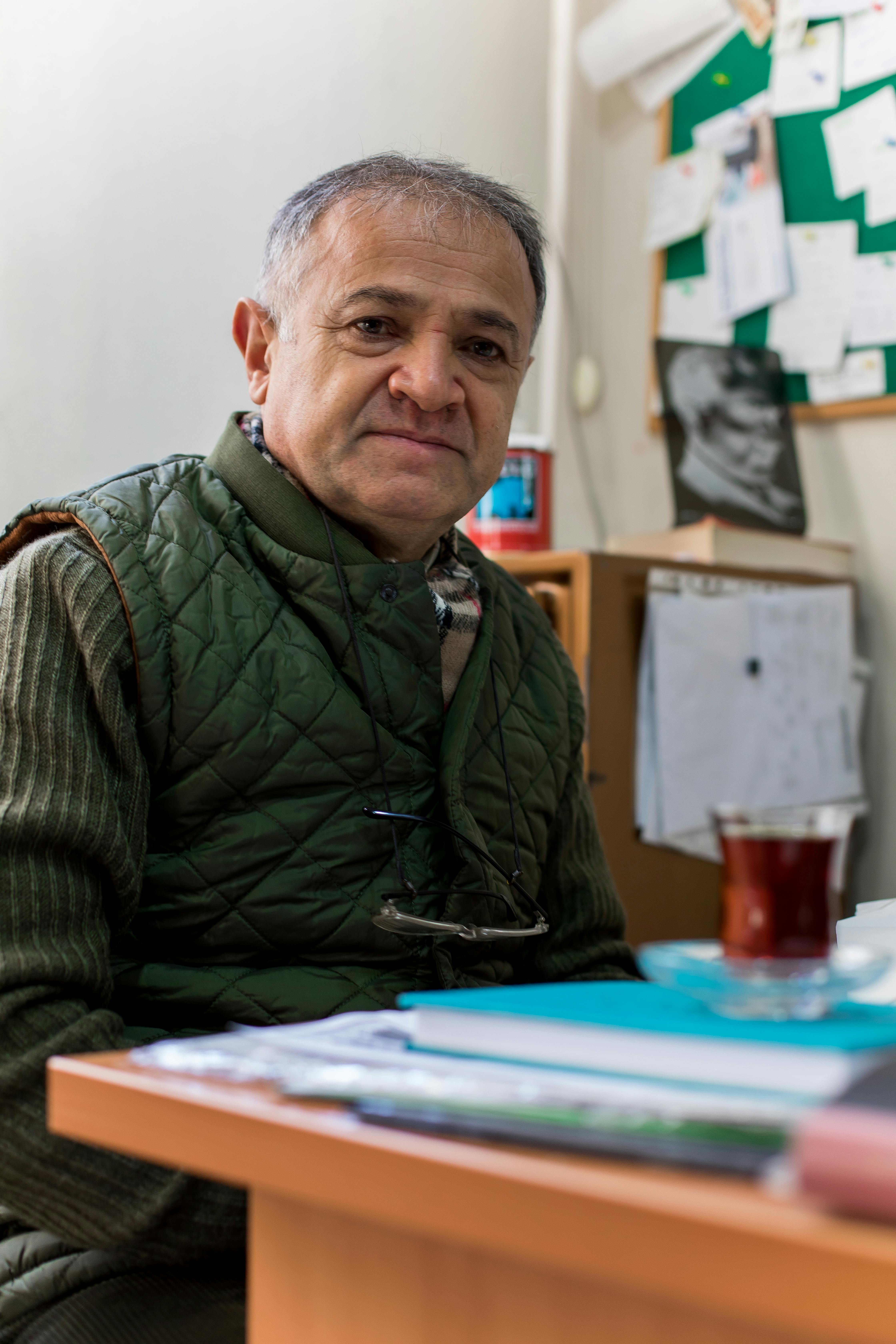 Un hombre serio | Fuente: Pexels