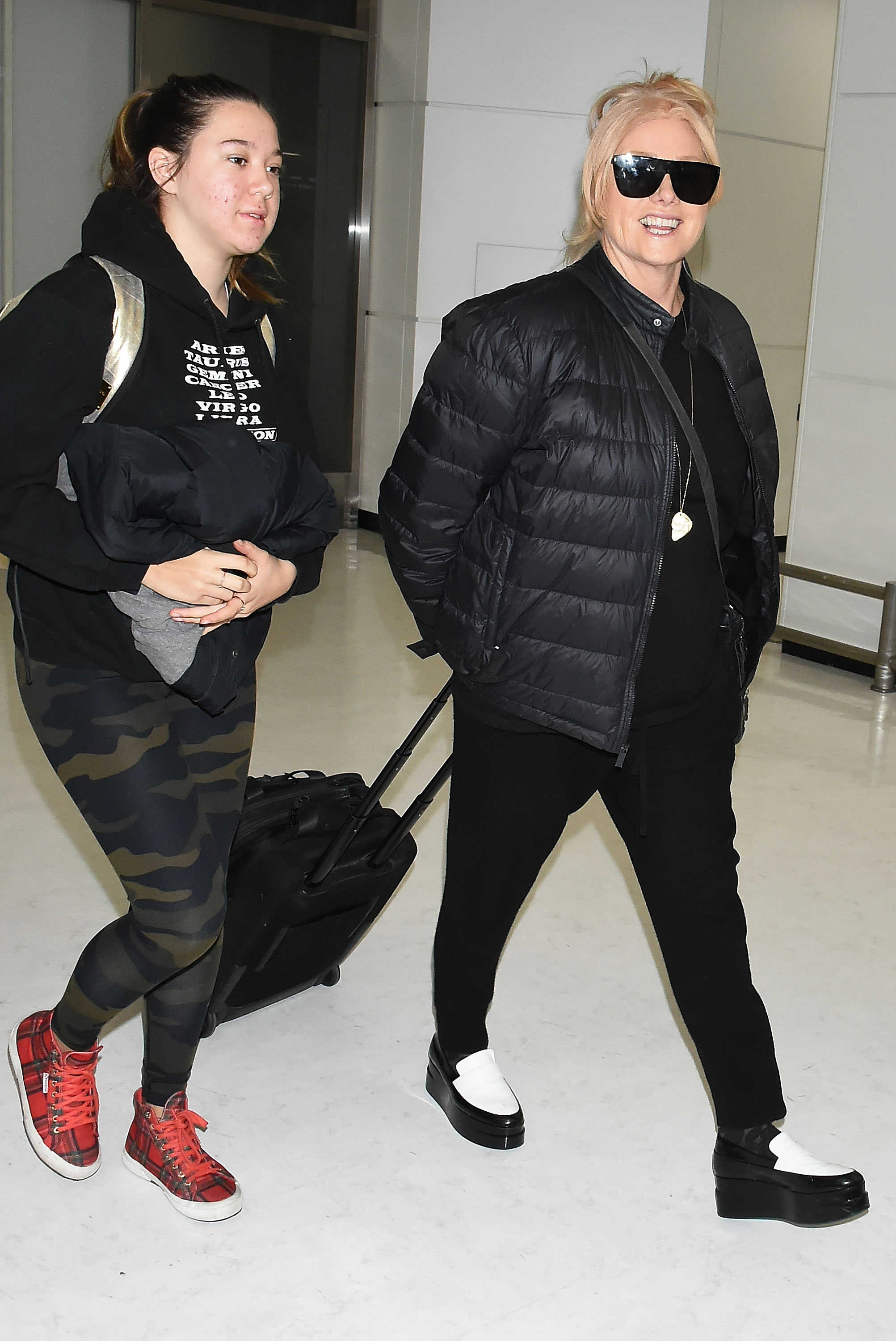 Deborra-Lee Furness y Ava Jackman vistas en el Aeropuerto Internacional de Narita en Narita, Japón, el 20 de enero de 2019 | Fuente: Getty Images