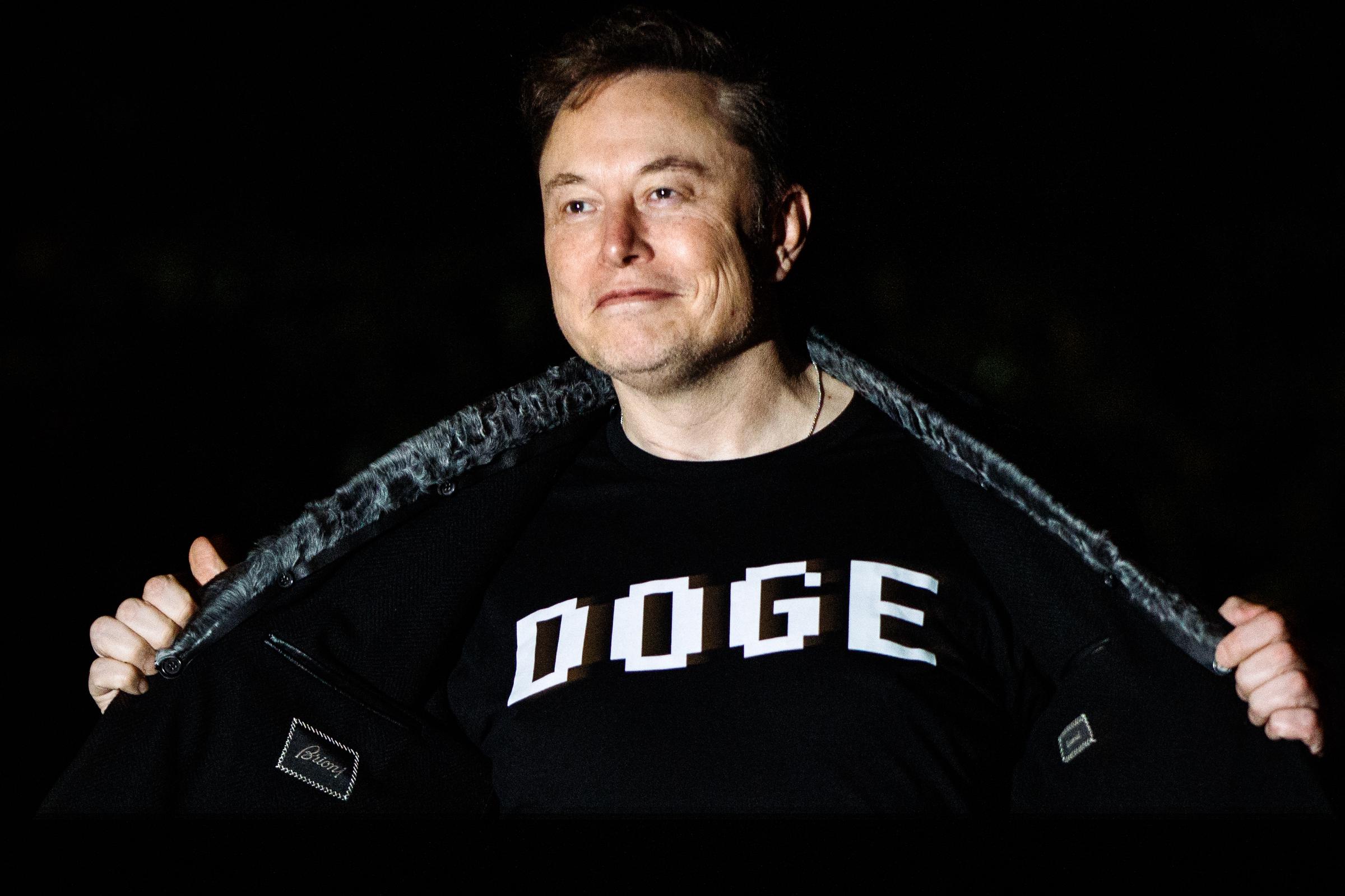 Elon Musk camina hacia la Casa Blanca tras aterrizar en el Marine One en el Jardín Sur con el presidente estadounidense Donald Trump (no en la foto) el 9 de marzo de 2025, en Washington, D.C. | Fuente: Getty Images