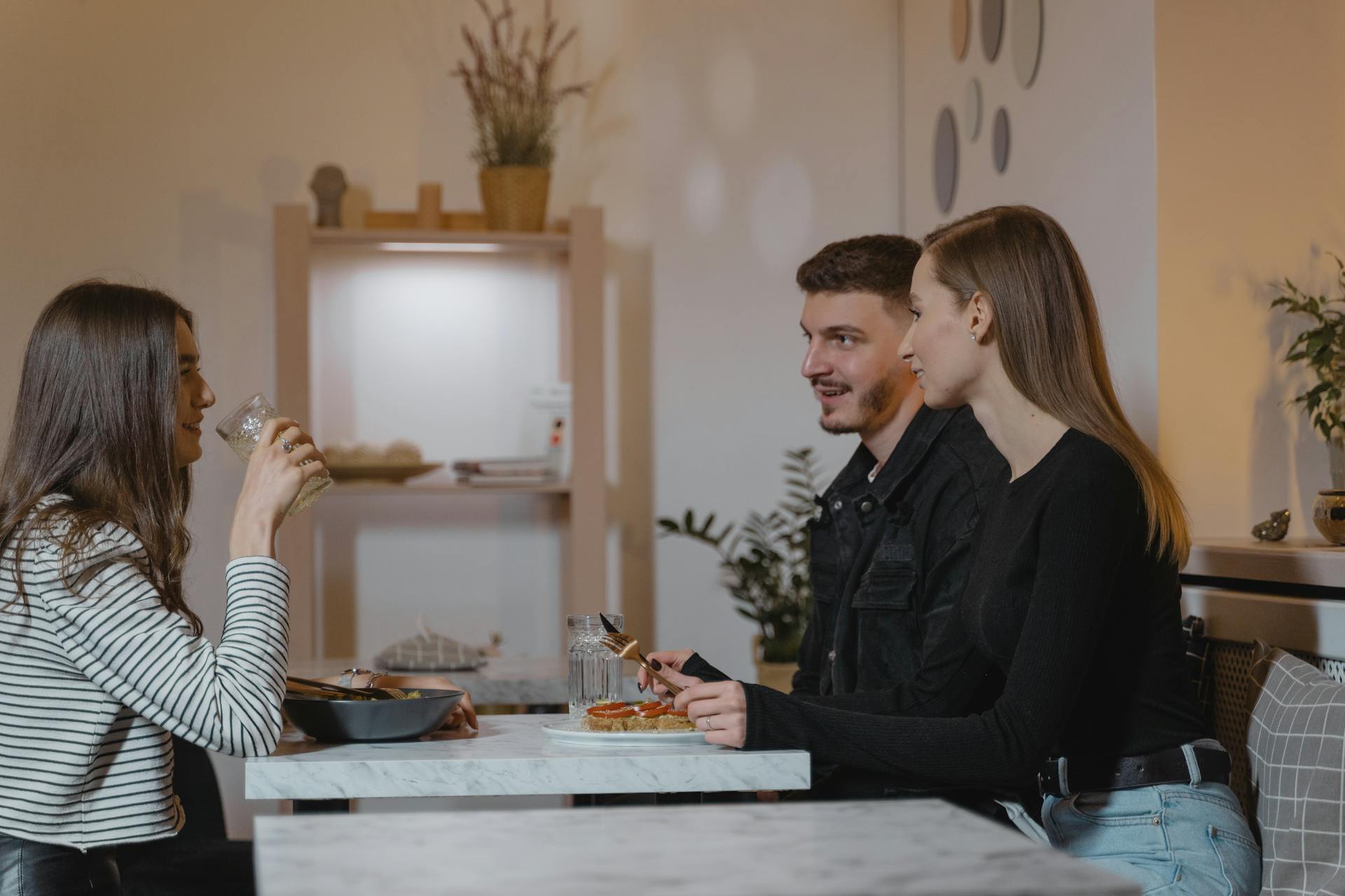 Gente conversando durante la cena | Fuente: Pexels