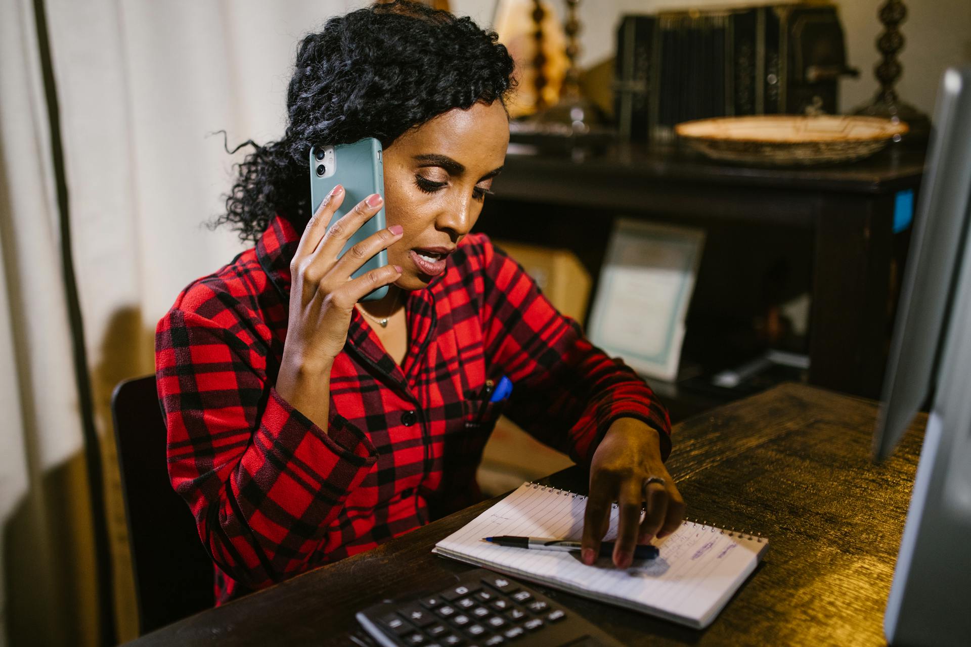 Una mujer hablando por teléfono | Fuente: Pexels