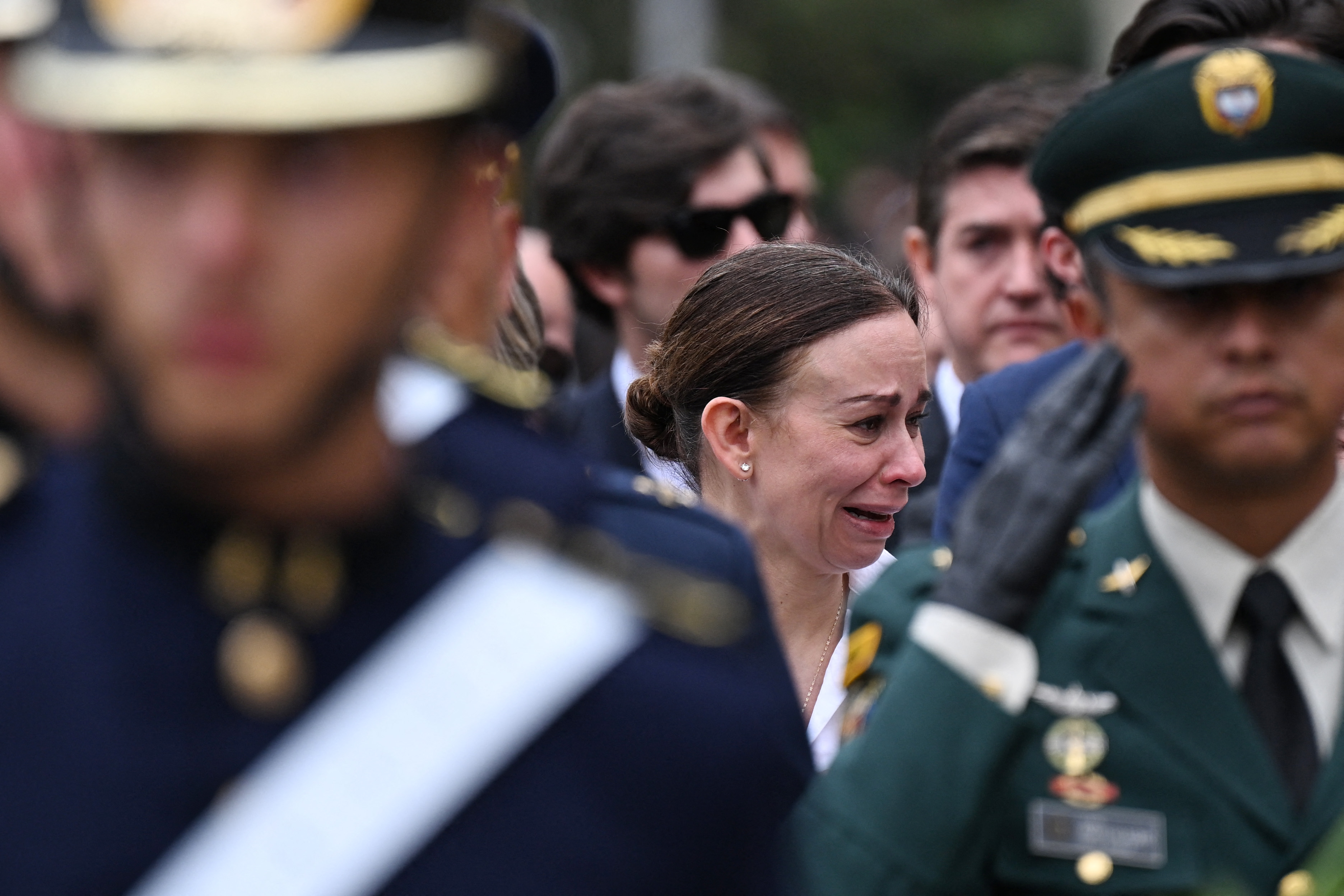 La viuda del fallecido aspirante presidencial y senador Miguel Uribe, María Claudia Tarazona, llora después de una misa funeral en la Catedral Metropolitana de Bogotá el 13 de agosto de 2025. | Fuente: Getty Images.