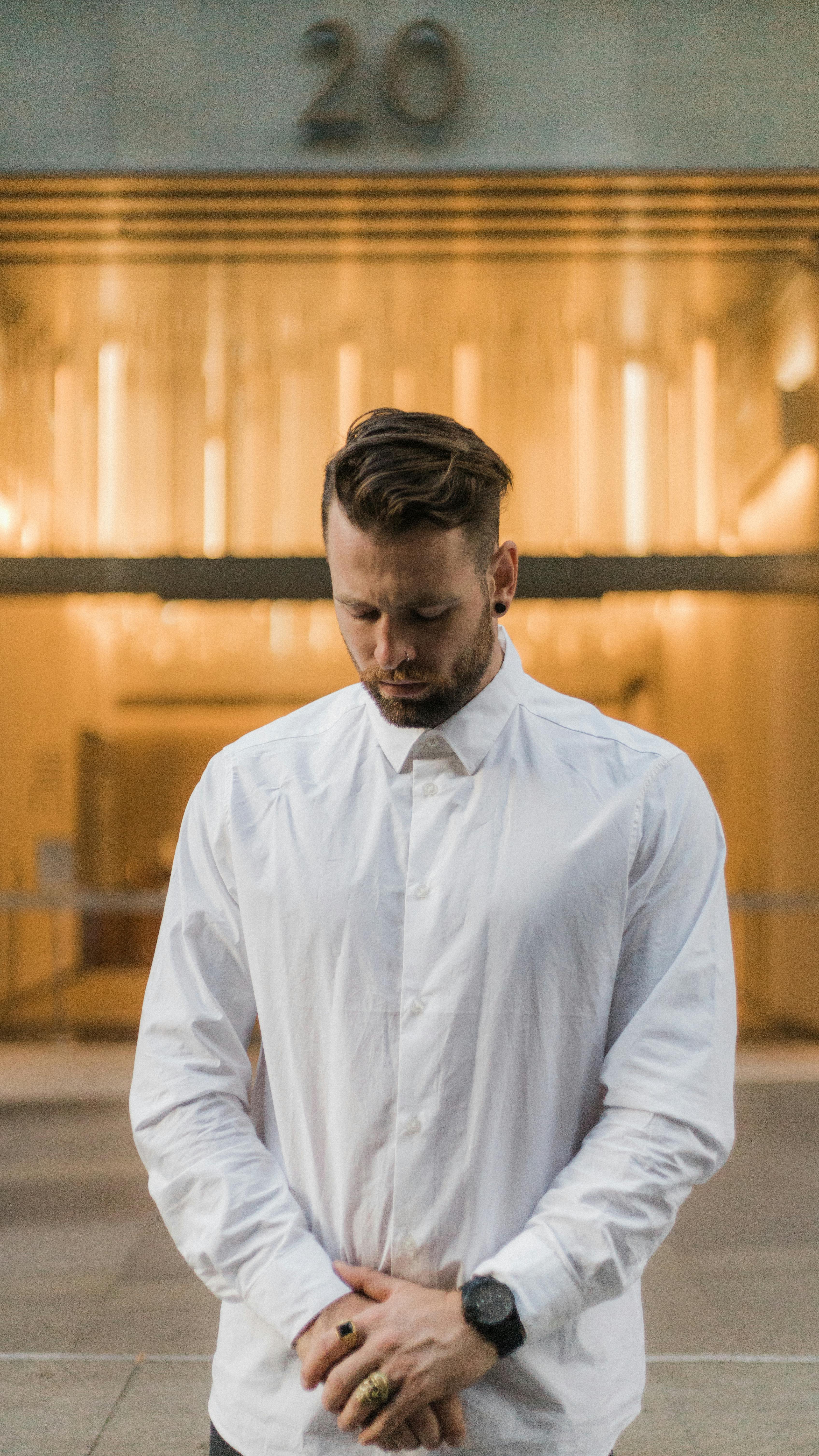 Un hombre mirando hacia abajo | Fuente: Pexels