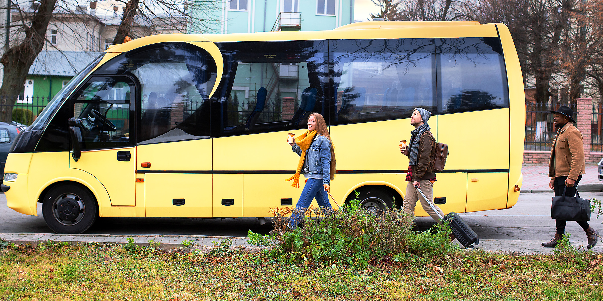 Gente caminando cerca de un autobús | Fuente: Freepik