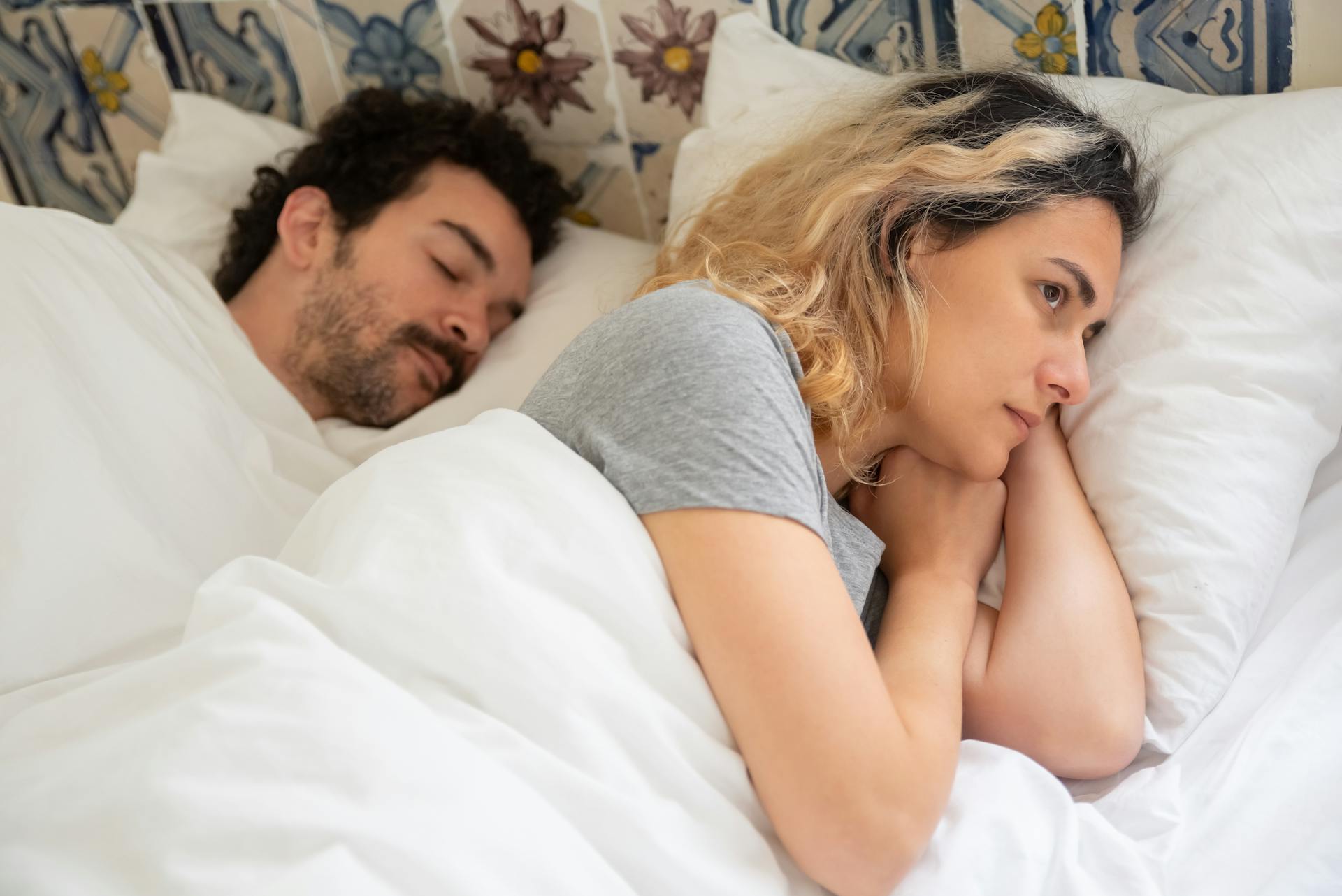Una mujer contemplativa despierta en la cama | Fuente: Pexels