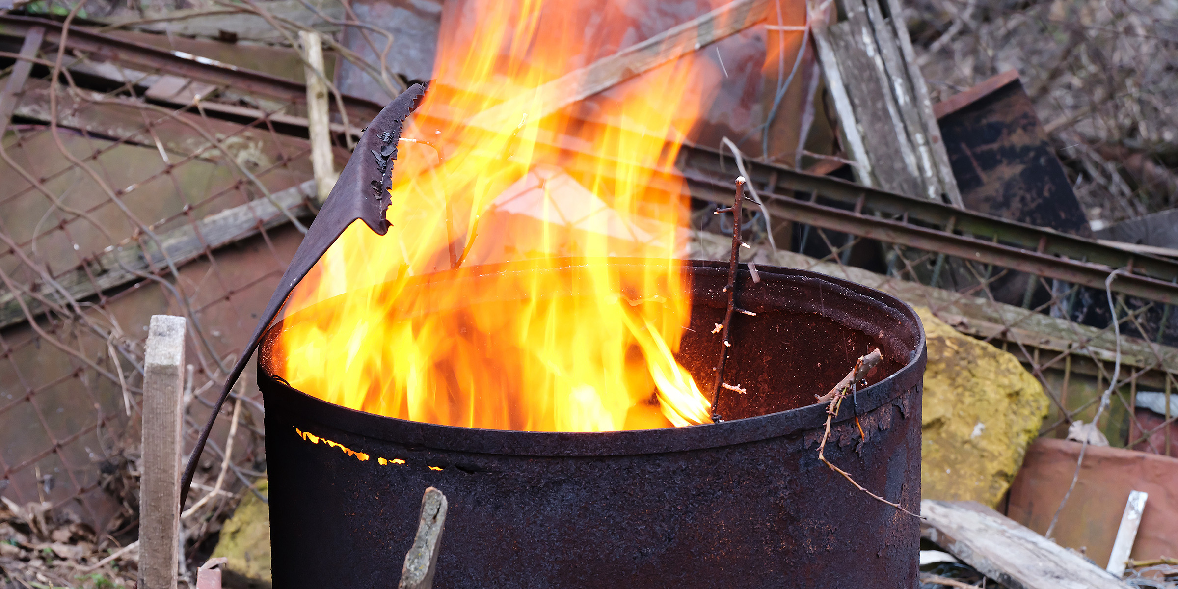Primer plano de una hoguera encendida | Fuente: Shutterstock