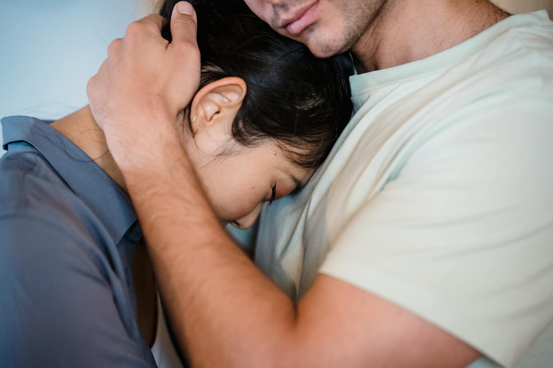 Un hombre abrazando a una mujer | Fuente: Pexels