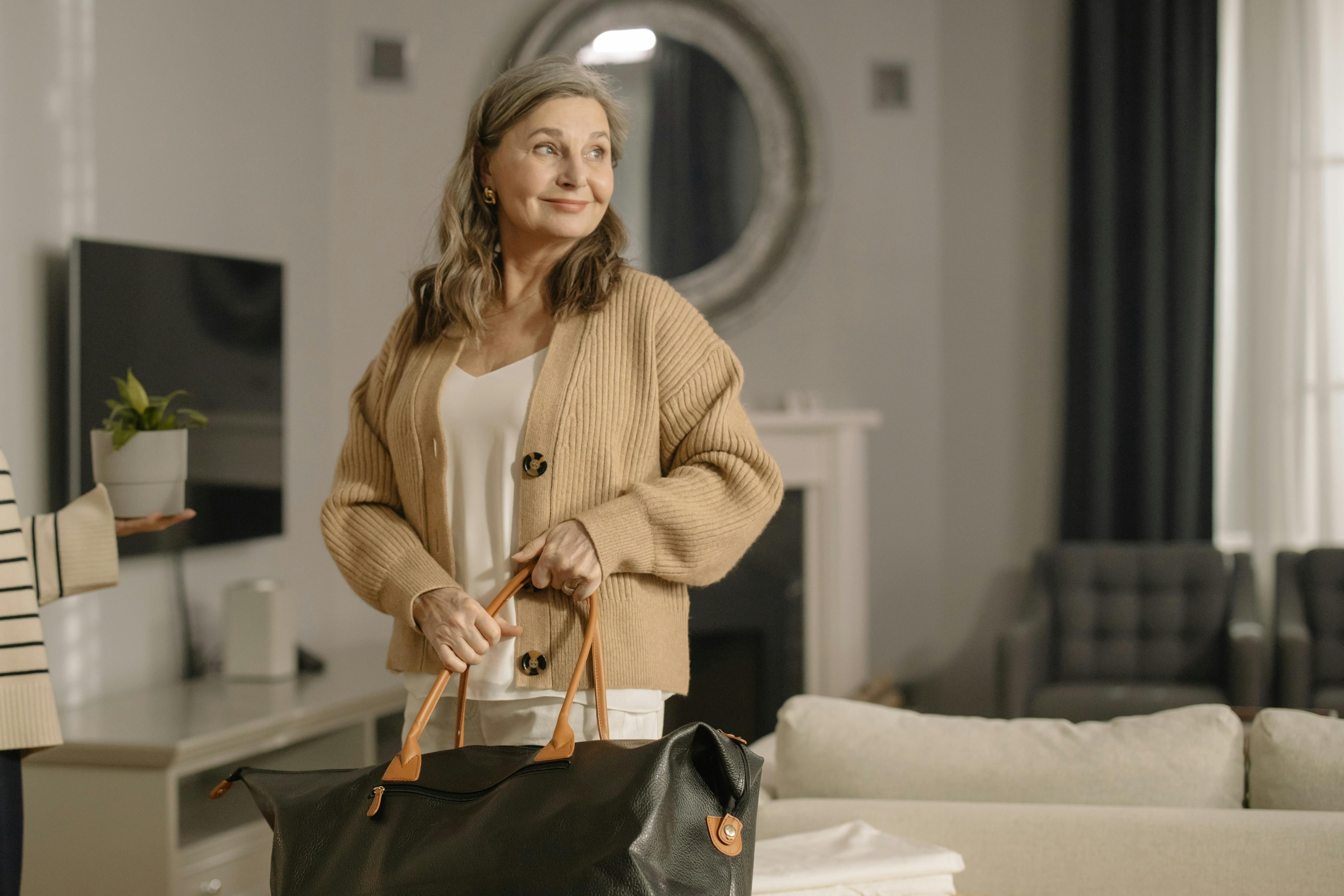 Una mujer mayor de pie en un salón | Fuente: Pexels