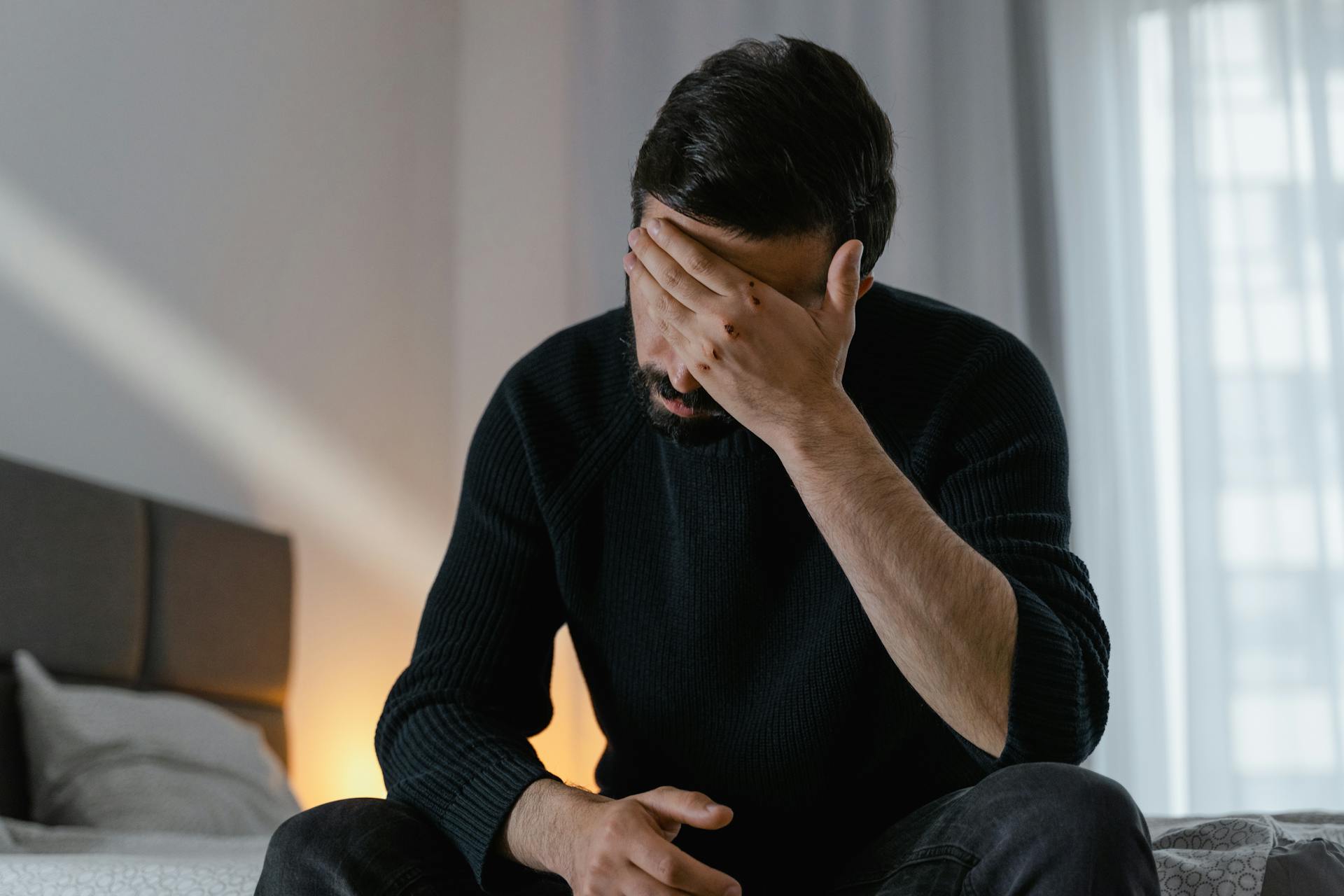 Un hombre mirando hacia abajo | Fuente: Pexels