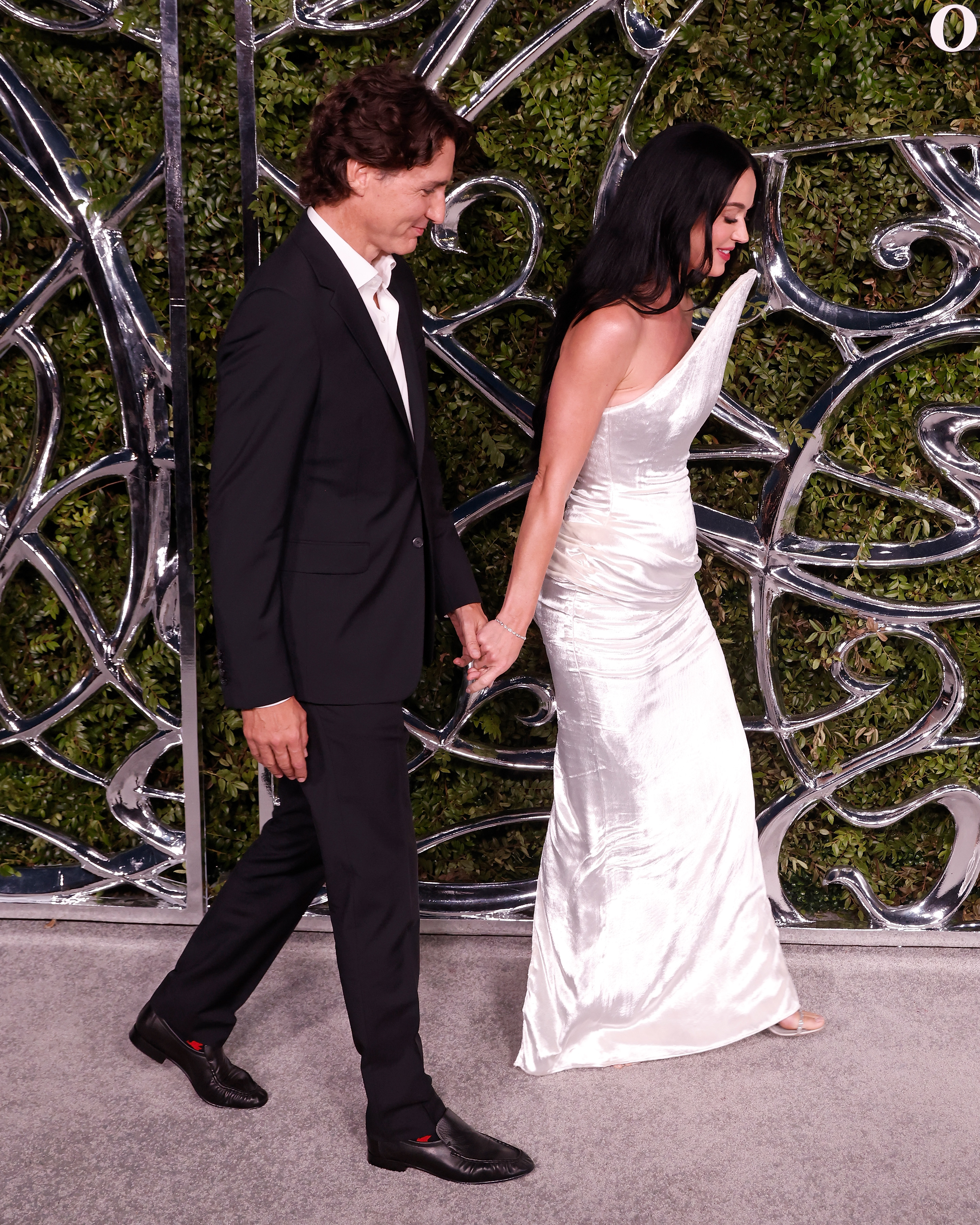 En un plano más amplio se veía a Perry y Trudeau cogidos de la mano mientras caminaban juntos. La imagen completaba una secuencia que pasaba de una pose formal a momentos cada vez más espontáneos entre ambos. | Fuente: Getty Images